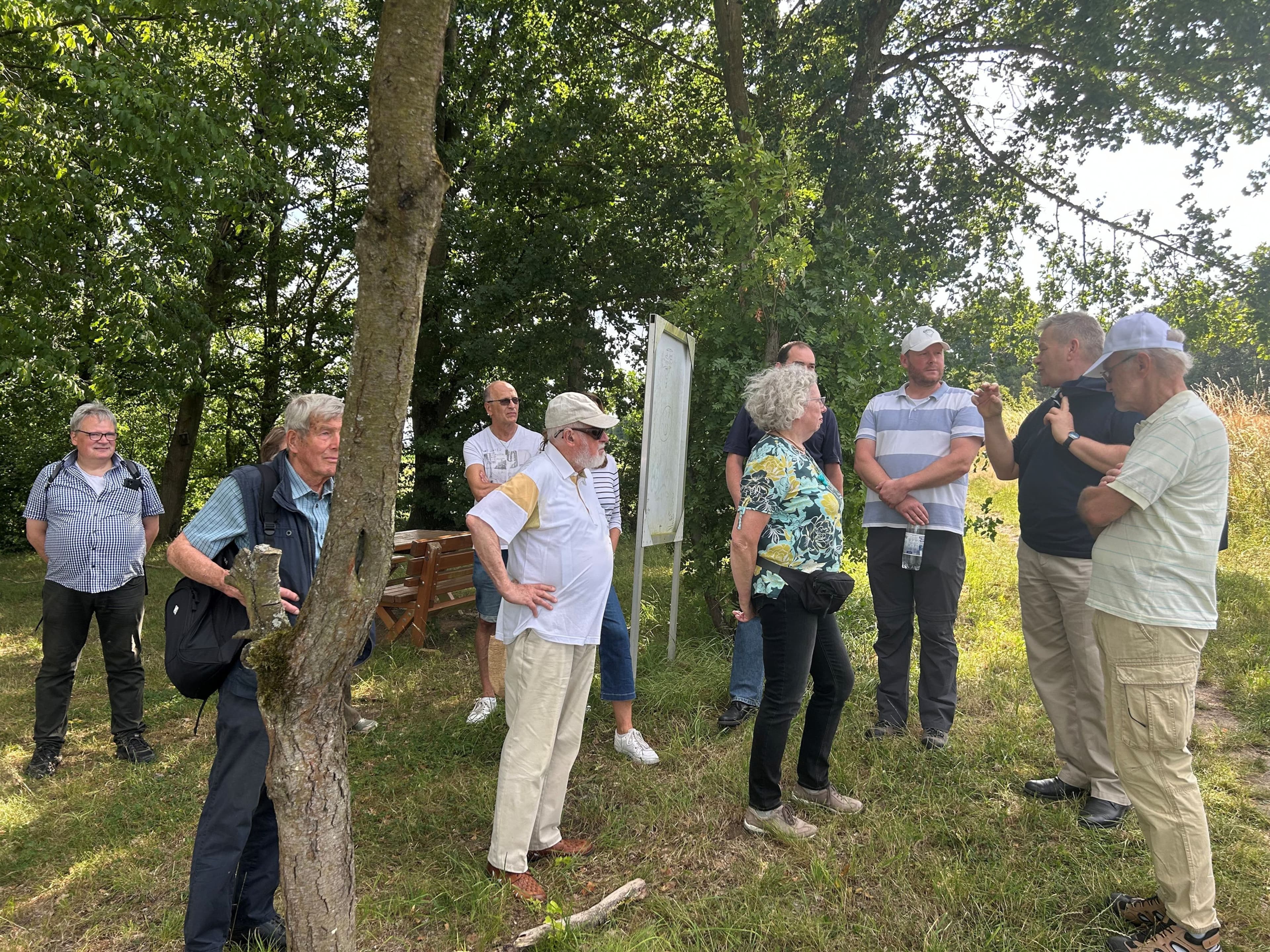 OB Spies besucht auf Sommertour verschiedene Marburger Stadtteile und spricht mit Bürgerinnen und Bürgern.