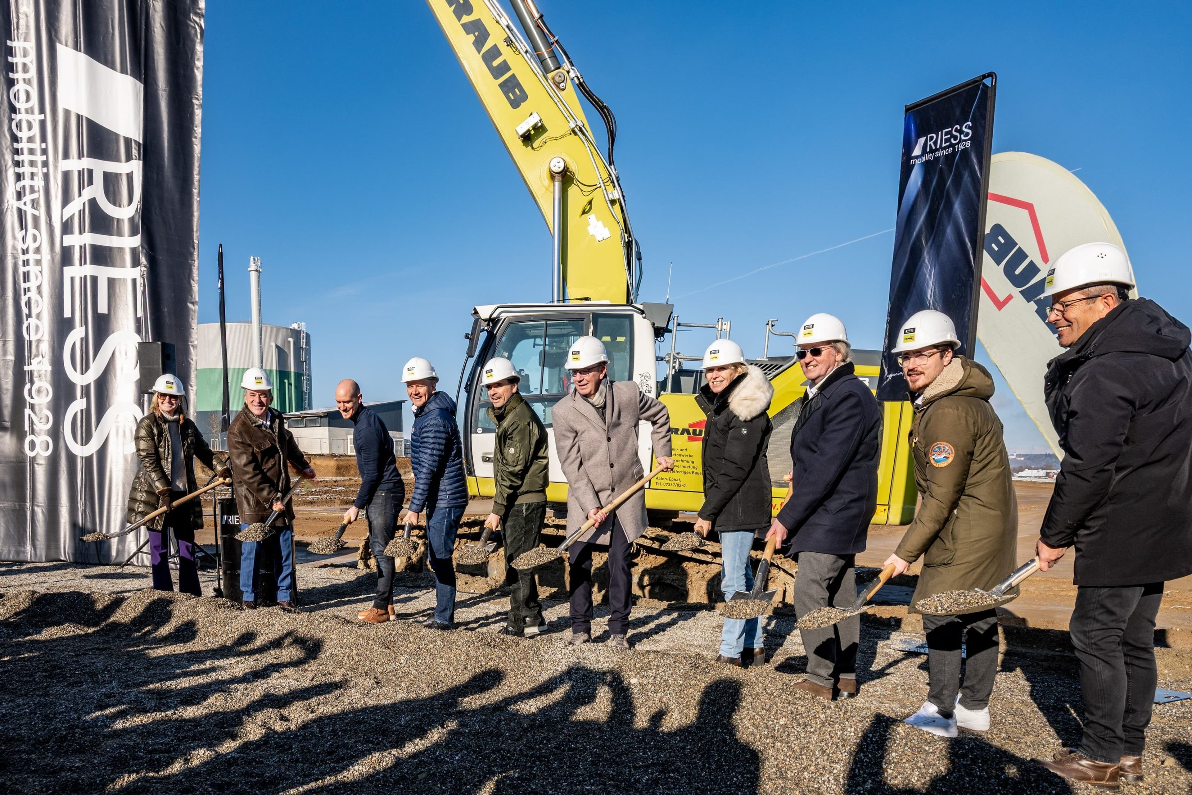 Spatenstich zum neuen Kompetenzzentrum Mobilität des Autohaus Riess in Leutkirch bei sonnigem Wetter.