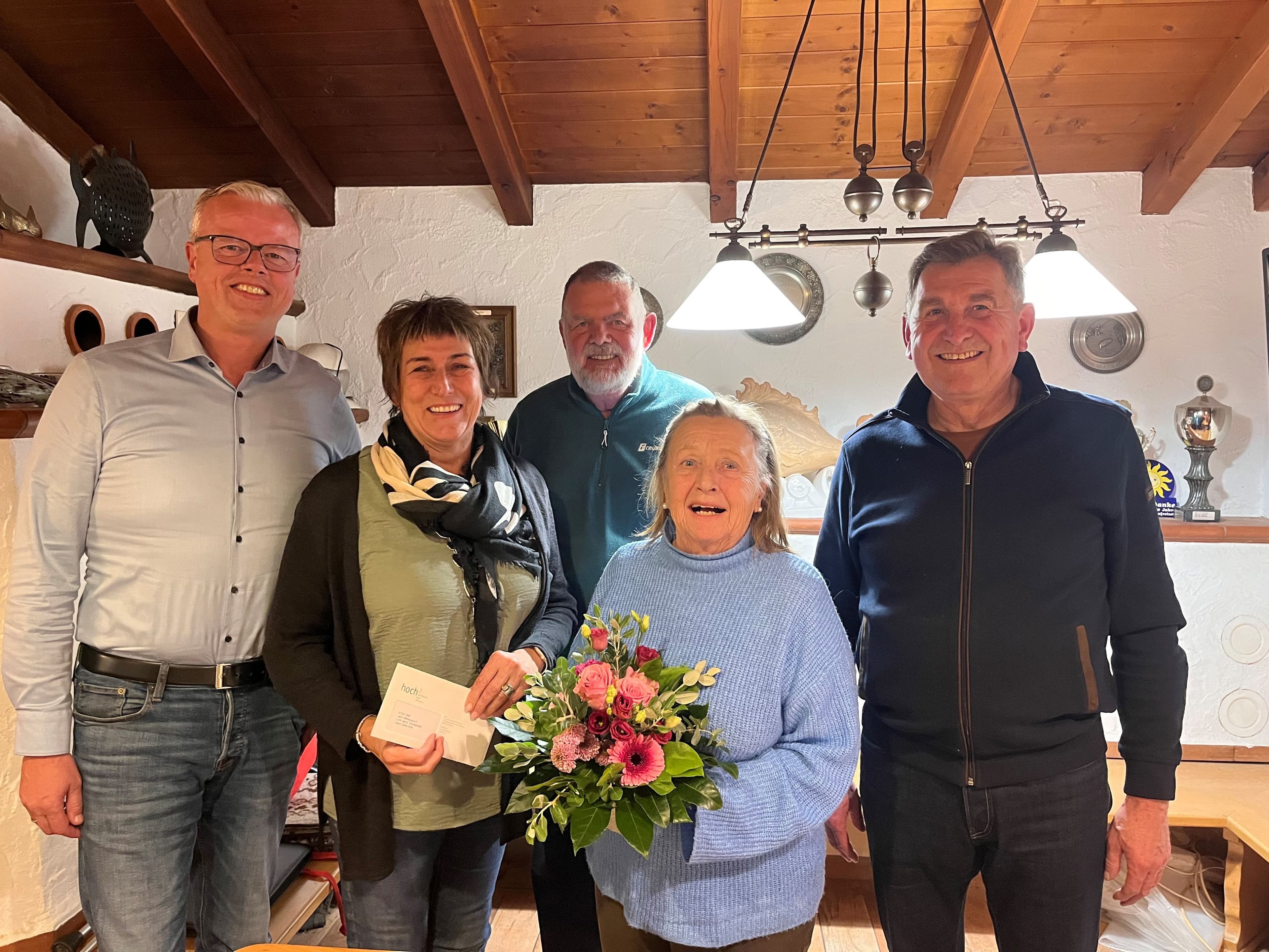 Spendenübergabe an Vertreter der Vereine nach dem 18. hoch³-Firmenlauf in Offenburg.