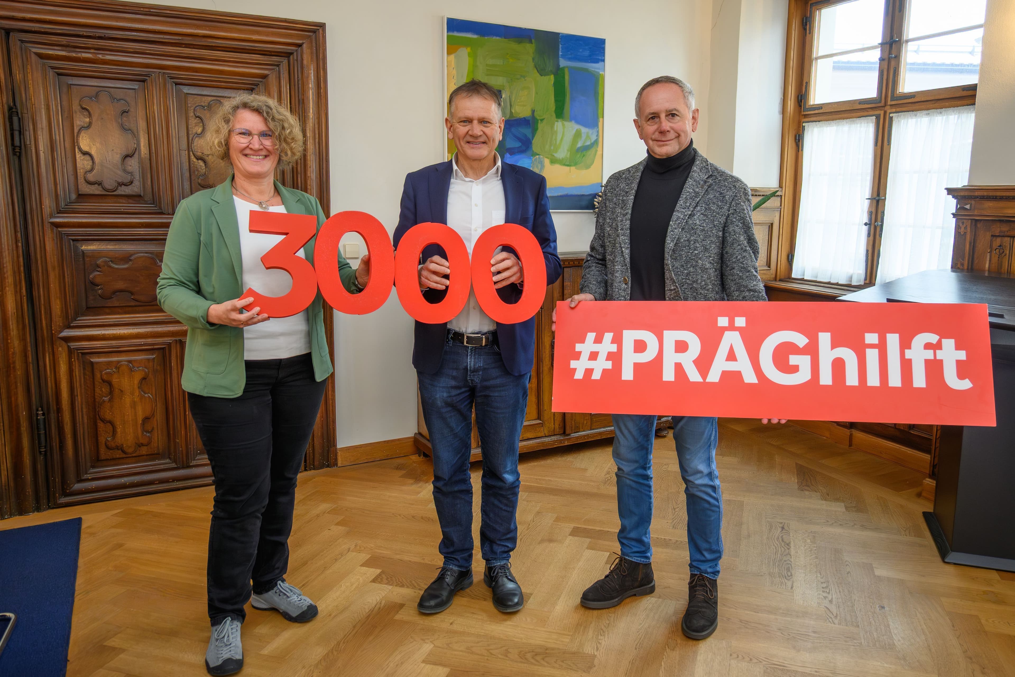 Thalhofer, OB Henle und Elke Rauh bei der SpendenĂŒbergabe fĂŒr âHerz und GemĂŒtâ im Rathaus.