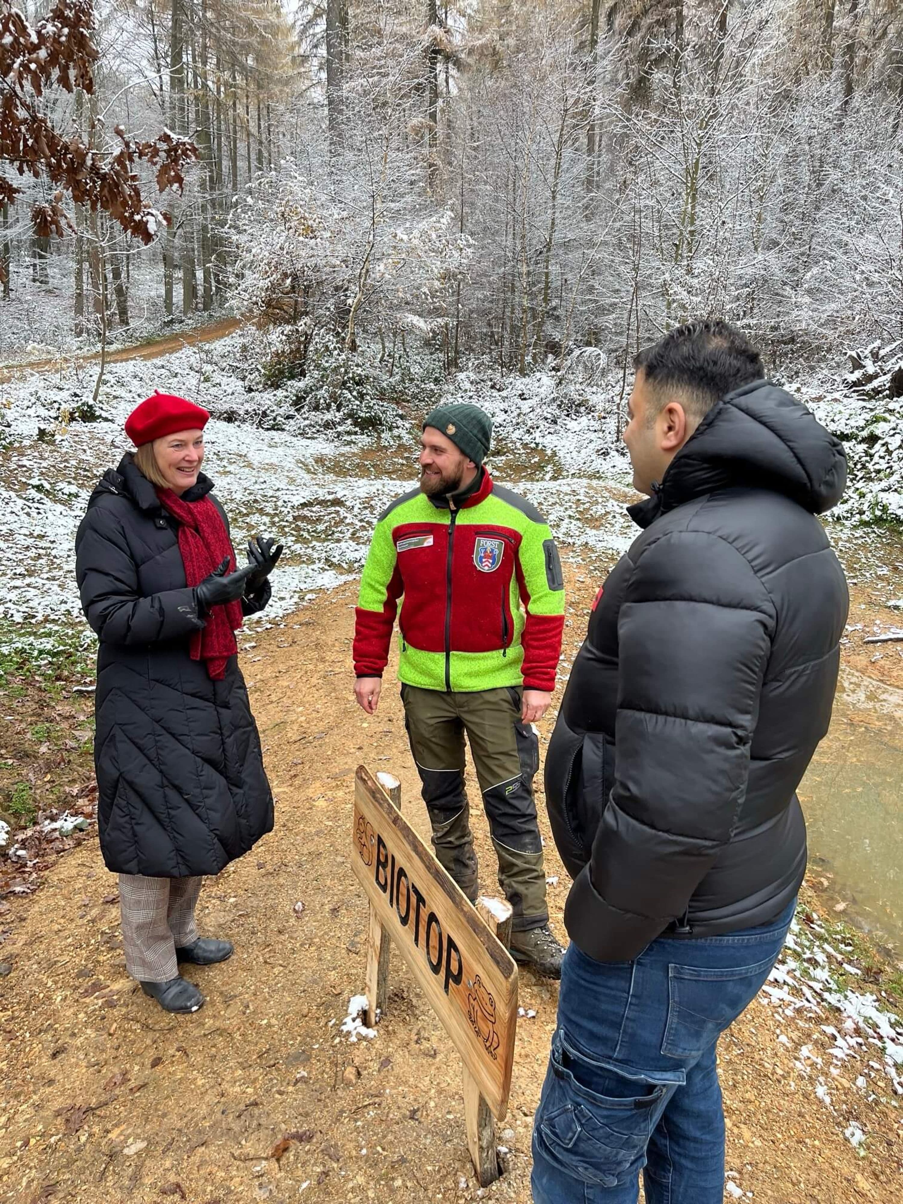 Austausch im Stadtwald Oberursel über nachhaltige Gestaltung von Waldflächen und Hochwasserschutz.