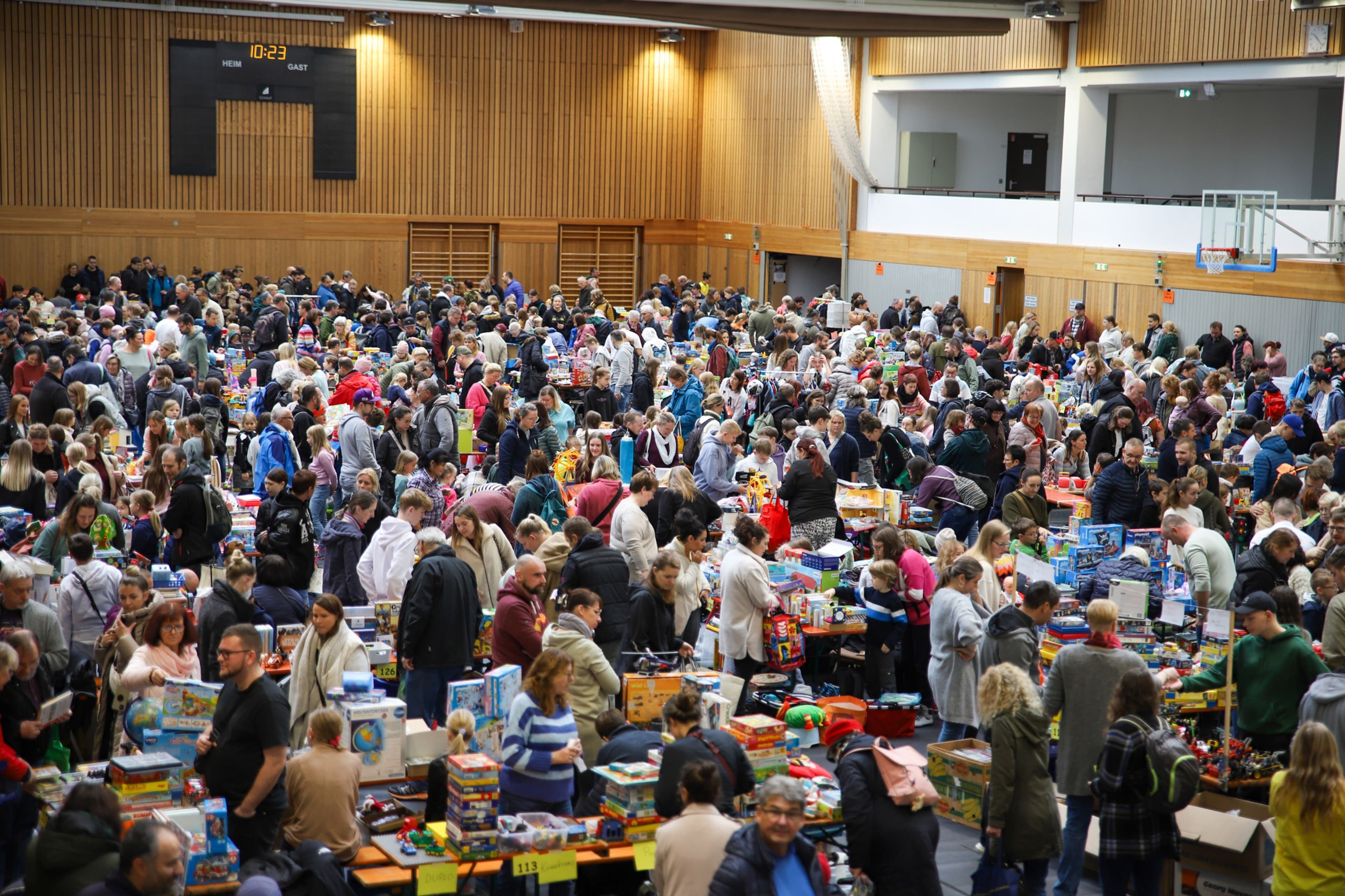Besucherinnen und Besucher auf der Marburger Spielzeugbörse in der Großsporthalle.