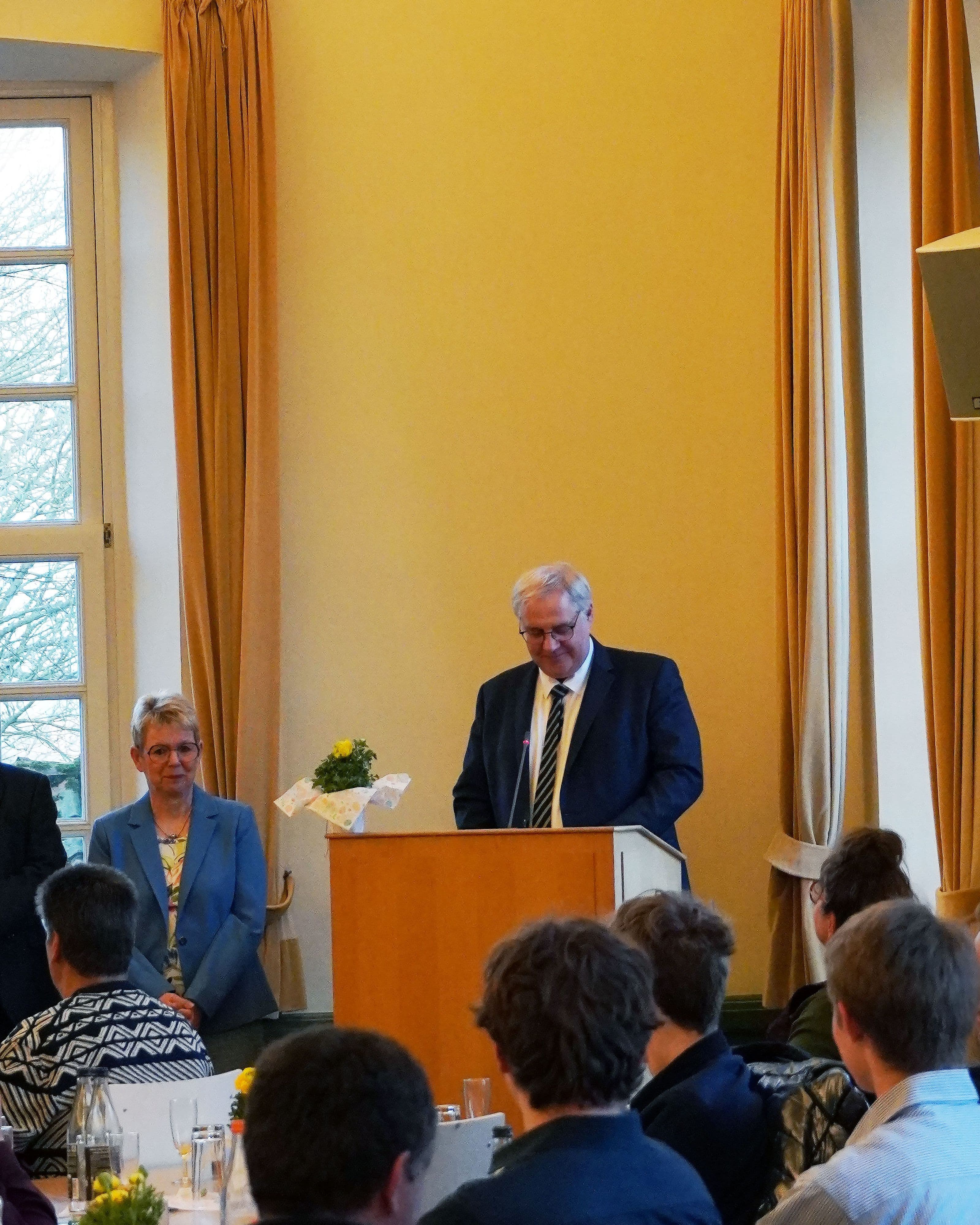 Die diesjährige Sportlerehrung der Stadt Schleswig fand im feierlichen Rahmen des Rathauses statt, wo zahlreiche Athlet*innen für ihre sportlichen Leistungen ausgezeichnet wurden.