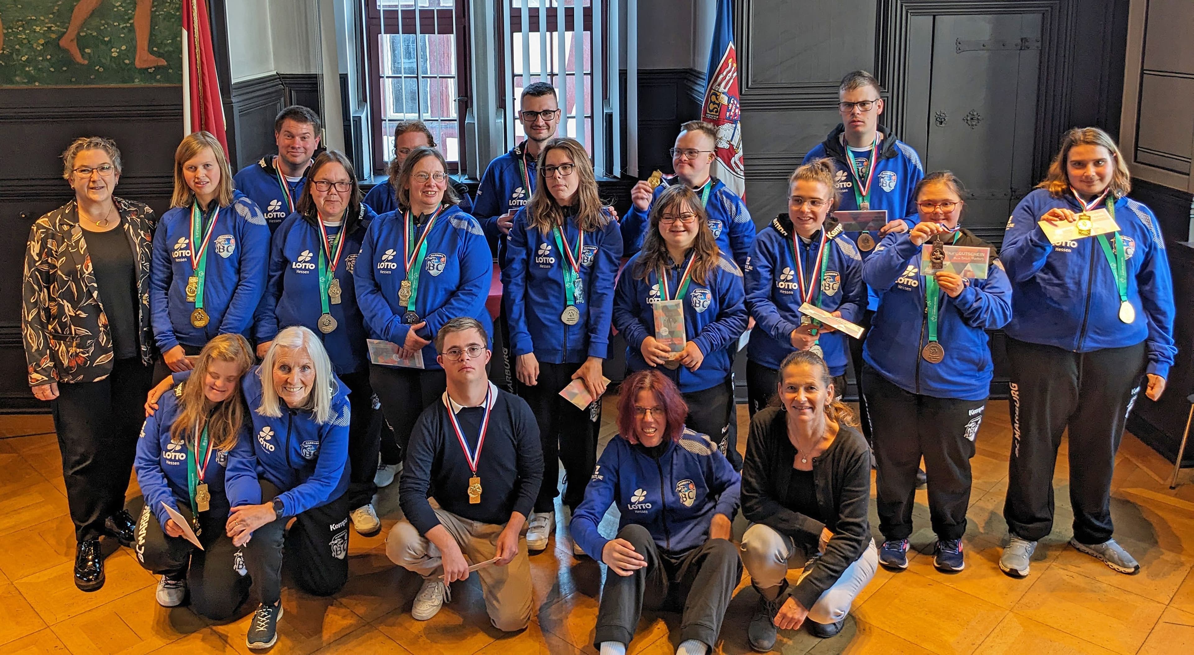 Stadträtin Kirsten Dinnebier verleiht Sportplaketten an erfolgreiche Sportler*innen des BC Marburg und der Mosaikschule.