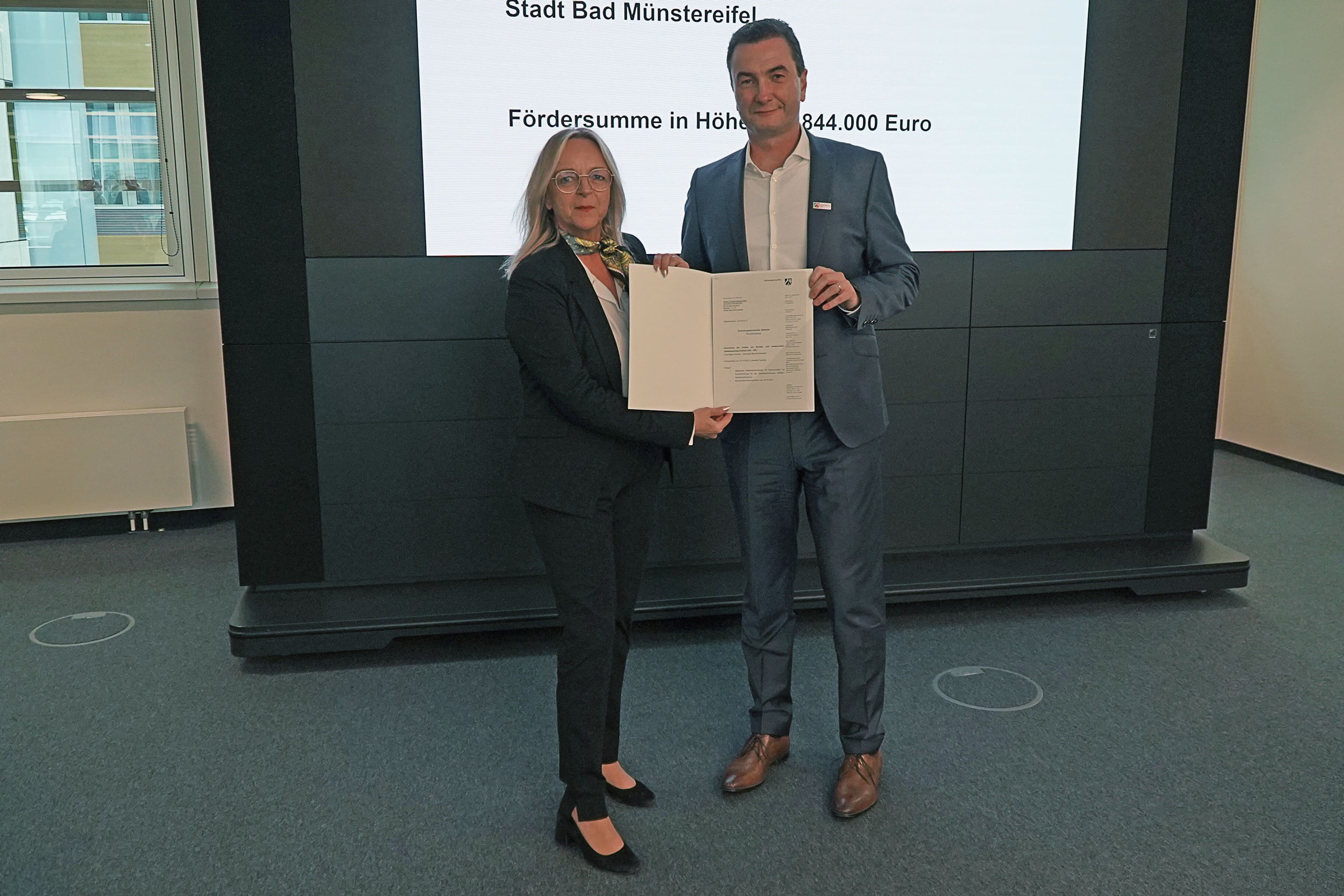 Bürgermeisterin Sabine Preiser-Marian und Carmen Haltenhof, Leiterin des Amtes für Stadtentwicklung und Stadtplanung, erhalten in Düsseldorf den Förderbescheid für die Neugestaltung des Schleidparks.