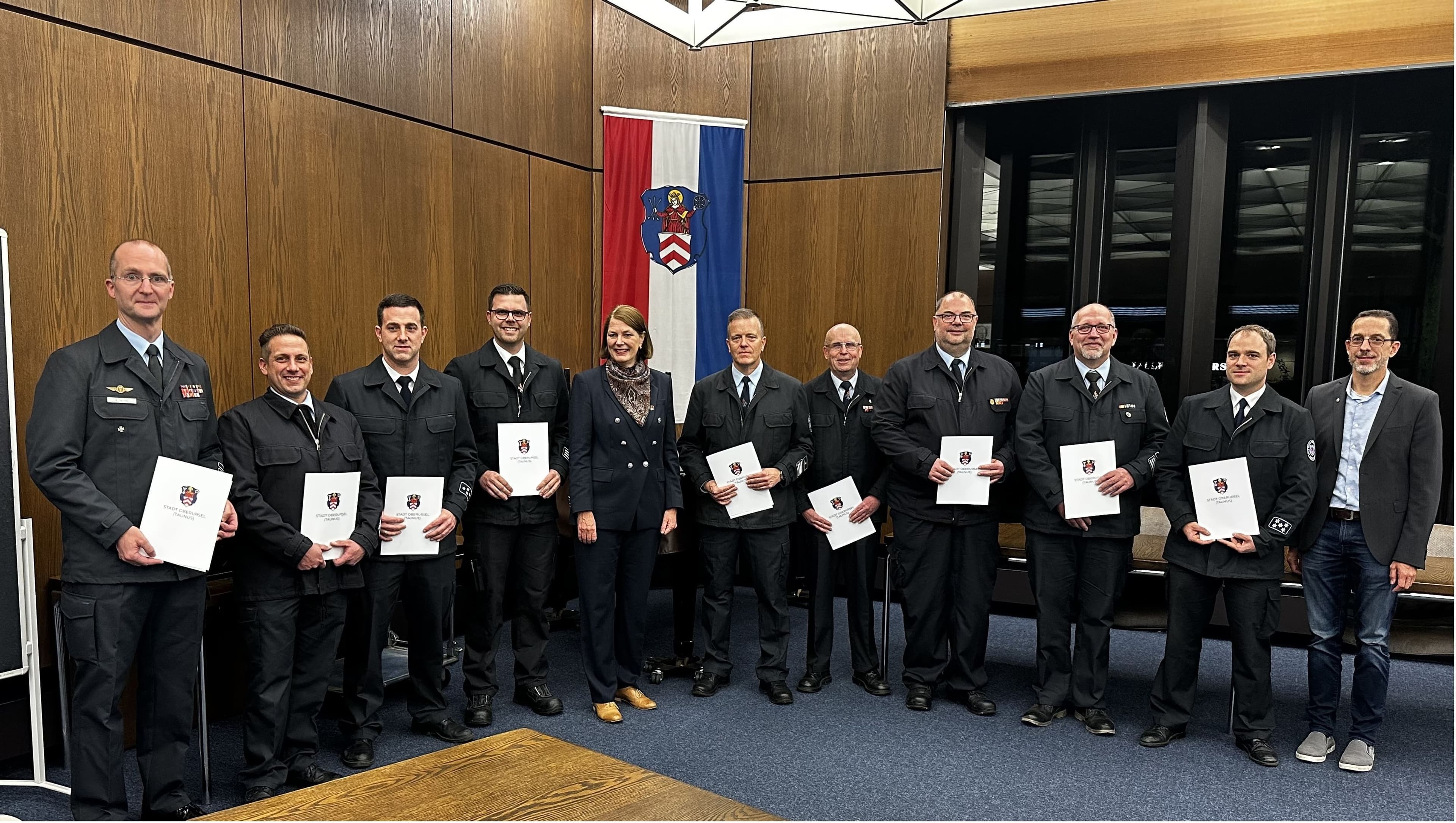 Gruppenbild: Neuer Führungsdienst der Freiwilligen Feuerwehr mit Bürgermeisterin und Dezernent.
