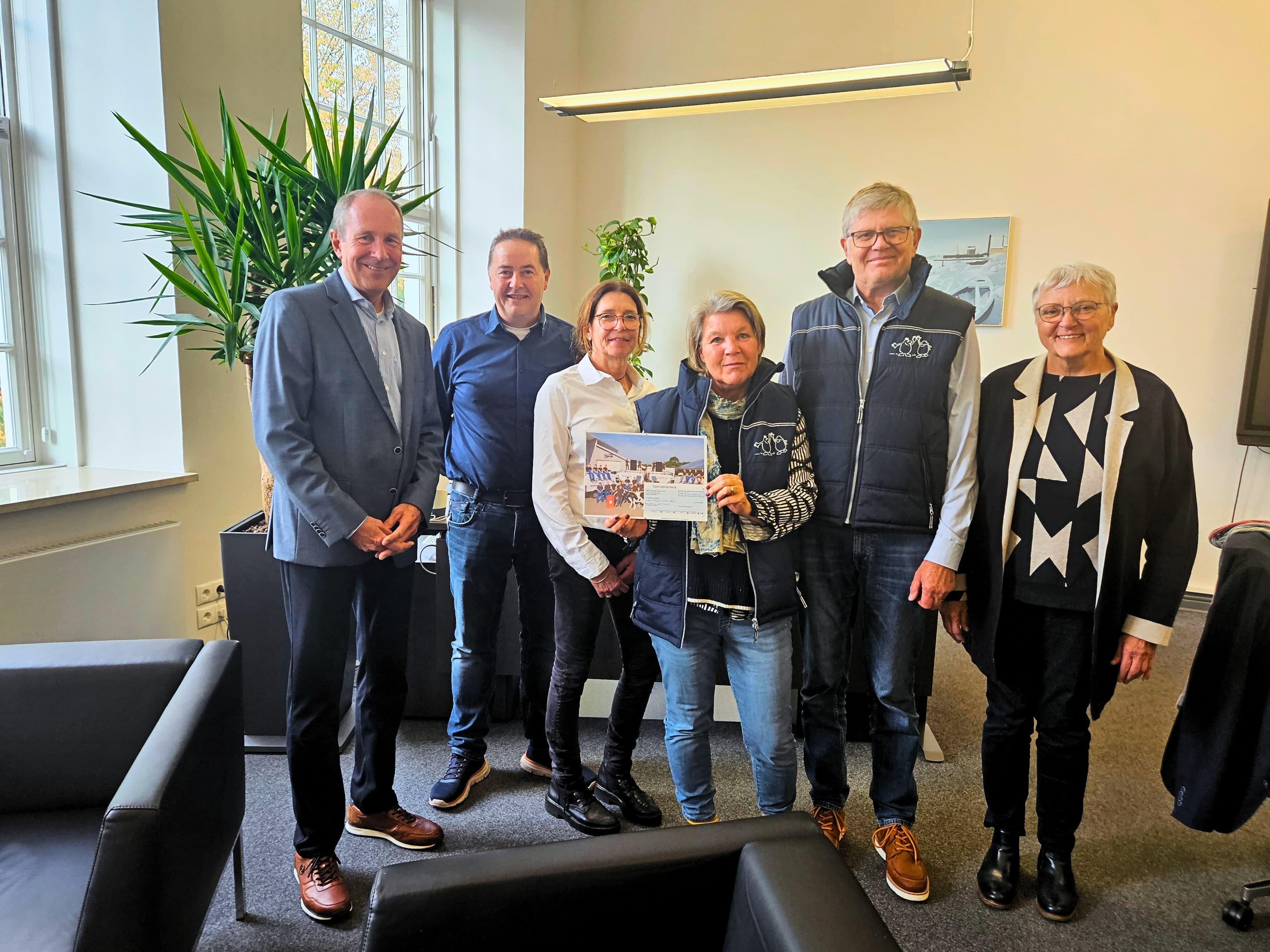 Firma Braaf übergibt Spende an den Verein „Plan haben“ im Schleswiger Rathaus.