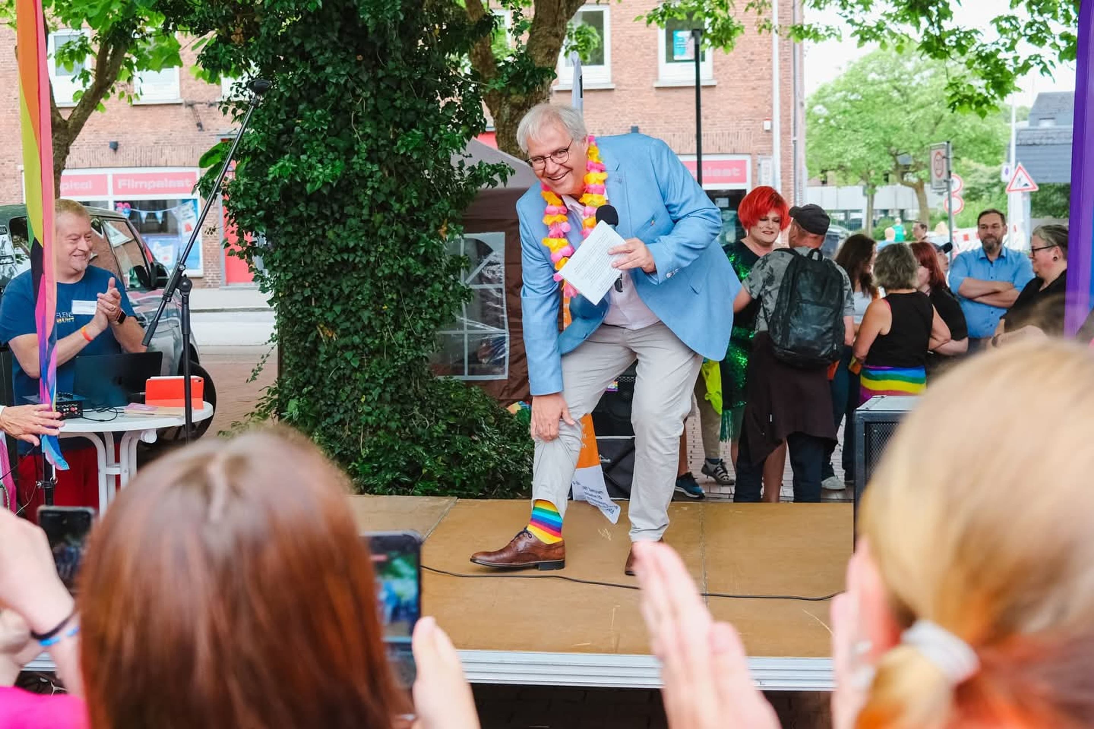 CSD-Premiere auf dem Capitolplatz: Bunte Parade mit 30 Meter langer Regenbogenfahne.