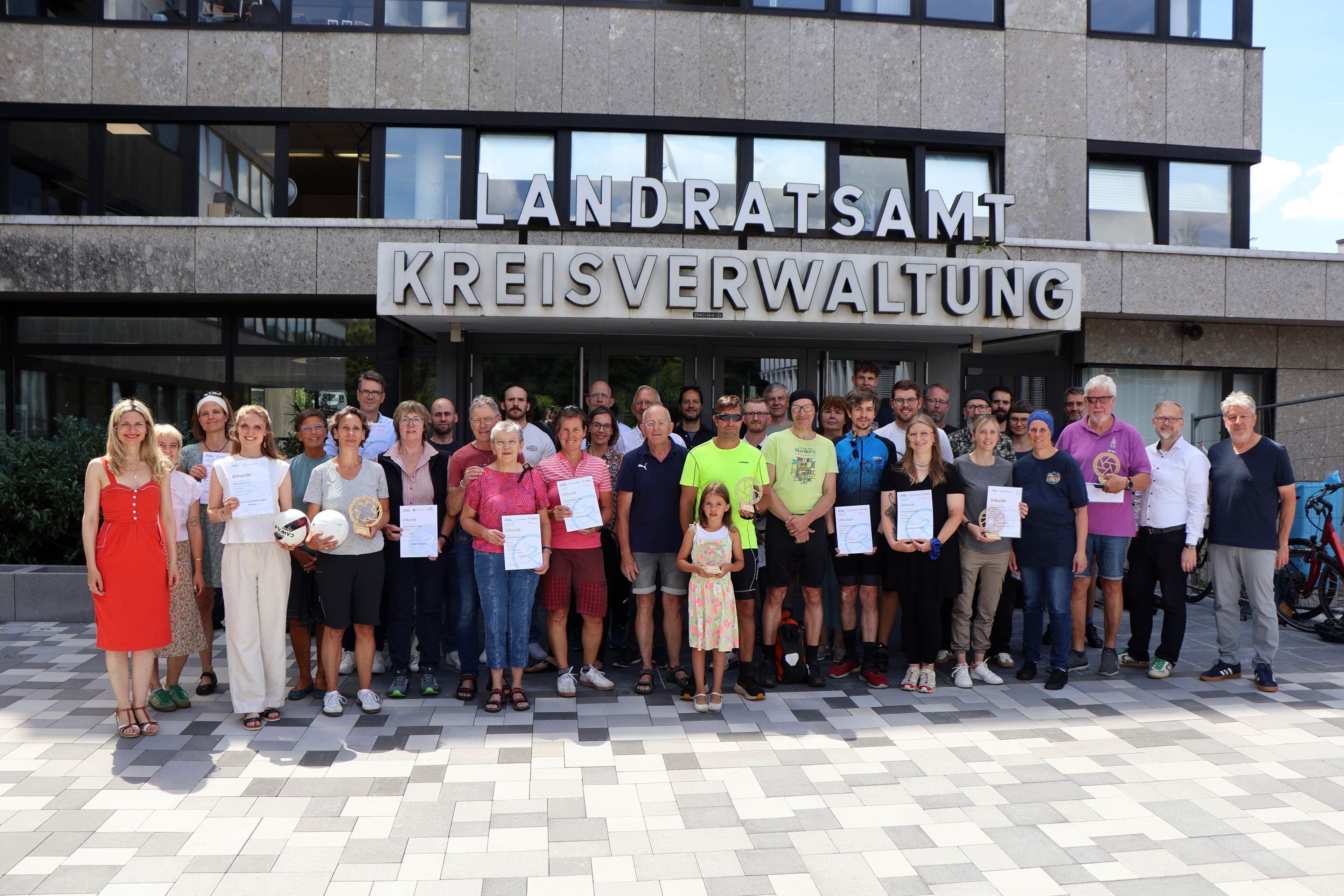 Gewinner*innen des Stadtradelns 2025 werden von Bürgermeisterin Bernshausen, Landrat Womelsdorf und Stadtrat Kühnel geehrt.