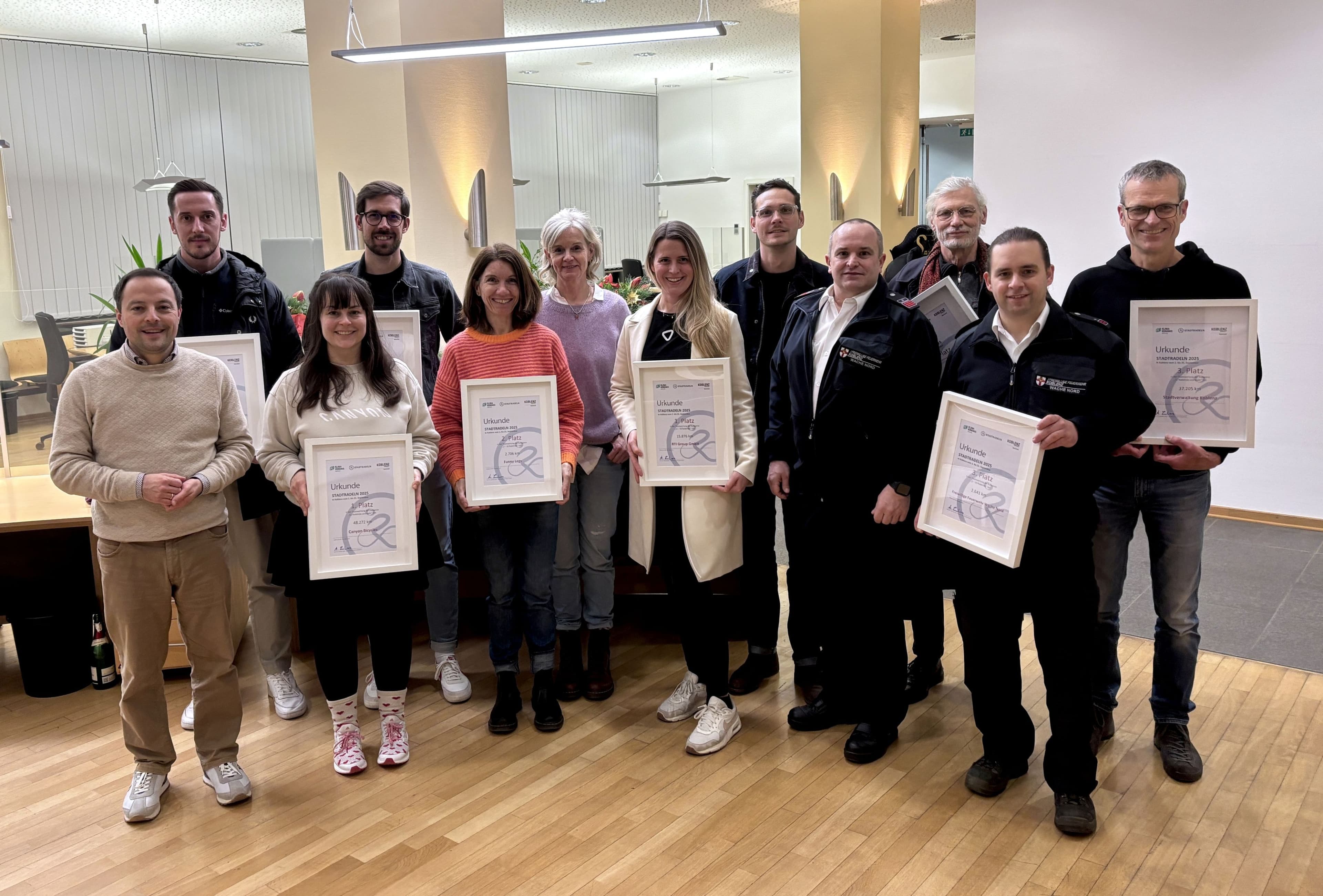 Baudezernent Prof. Dr. Lukas ehrt die engagierten Team-Captains des STADTRADELN 2025 in Koblenz.