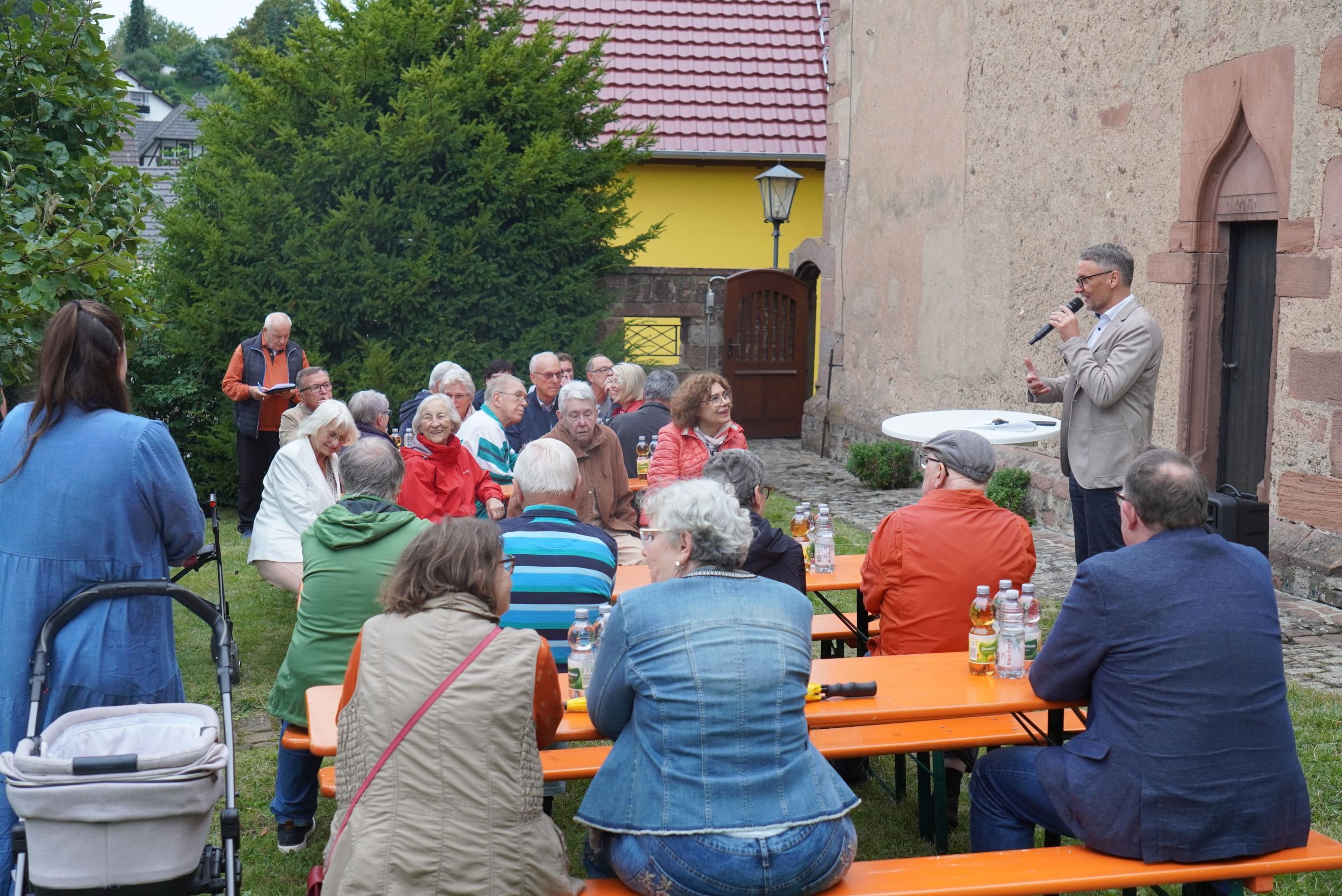 Markus Ibert beim Stadtteiltag 2023 an der Burgheimer Kirche in Lahr.
