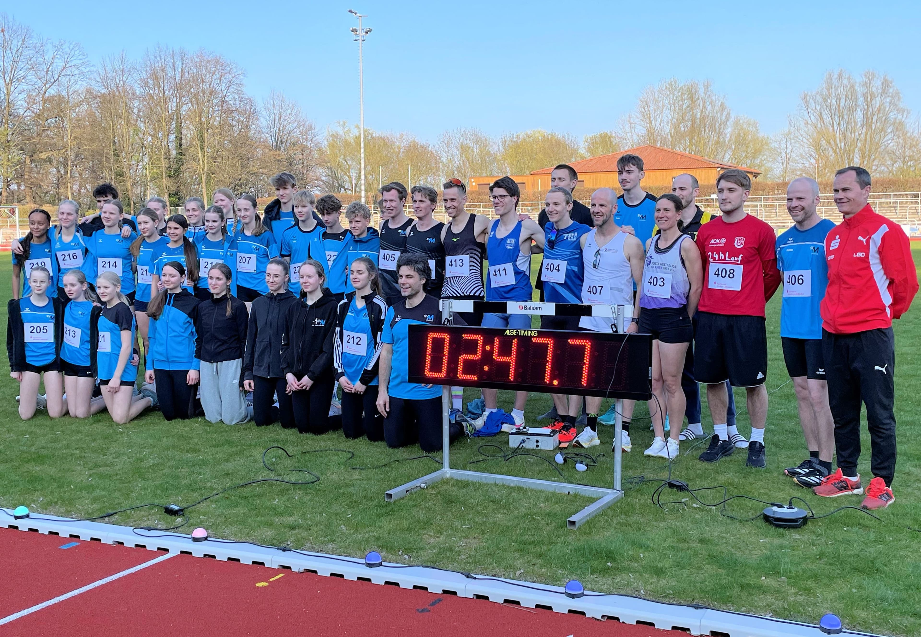 Die Sportveranstaltung im Weserstadion zeigt engagierte Läufer*innen bei einem Weltrekordversuch auf der neuen Tartanbahn, mit jubelnden Zuschauern im Hintergrund.