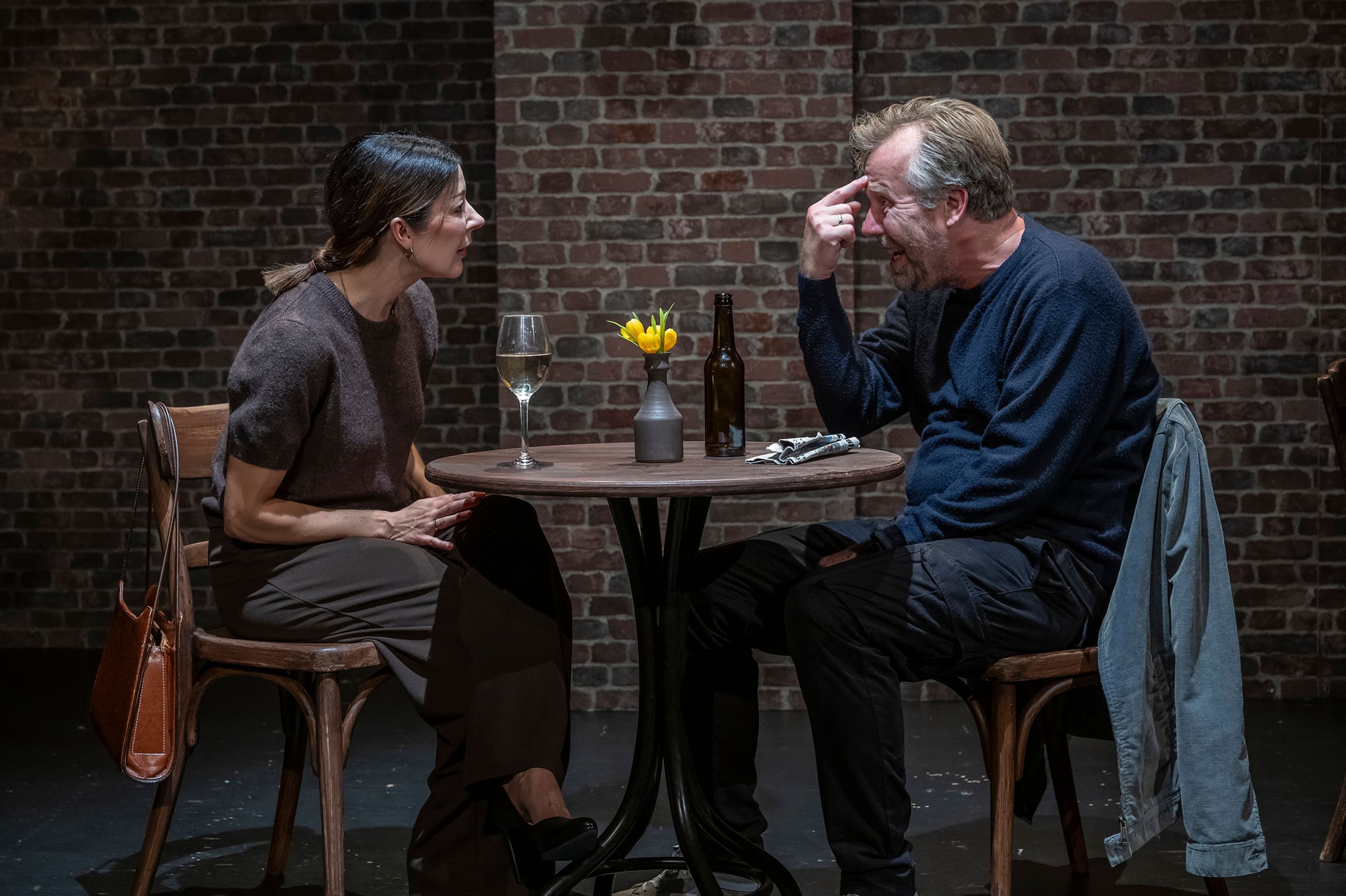 Fotos der Landesbühne zur Inszenierung von „Eine Ehe – zehn Sitzungen“ für die Pressemitteilung zur Aufführung in Jever.