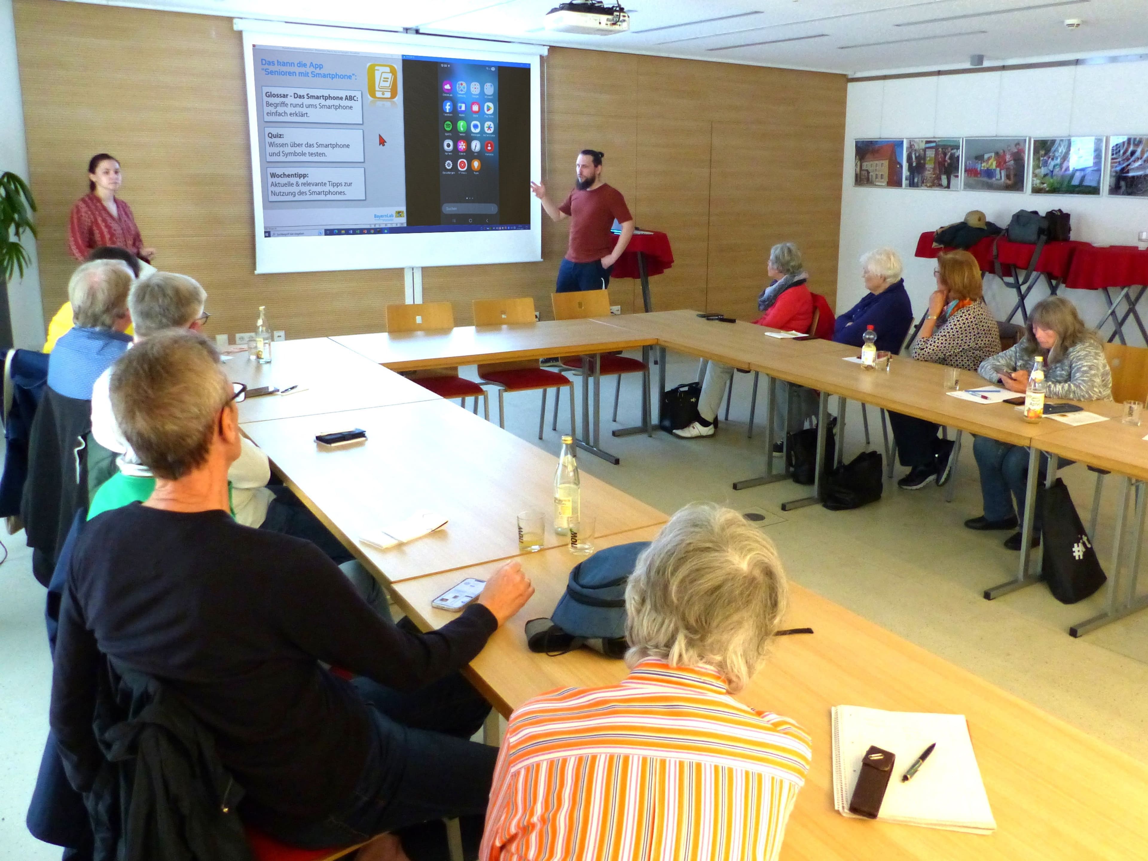 Workshop im Bürgerhaus unterstützt Senioren beim Umgang mit Apps auf Android-Geräten.