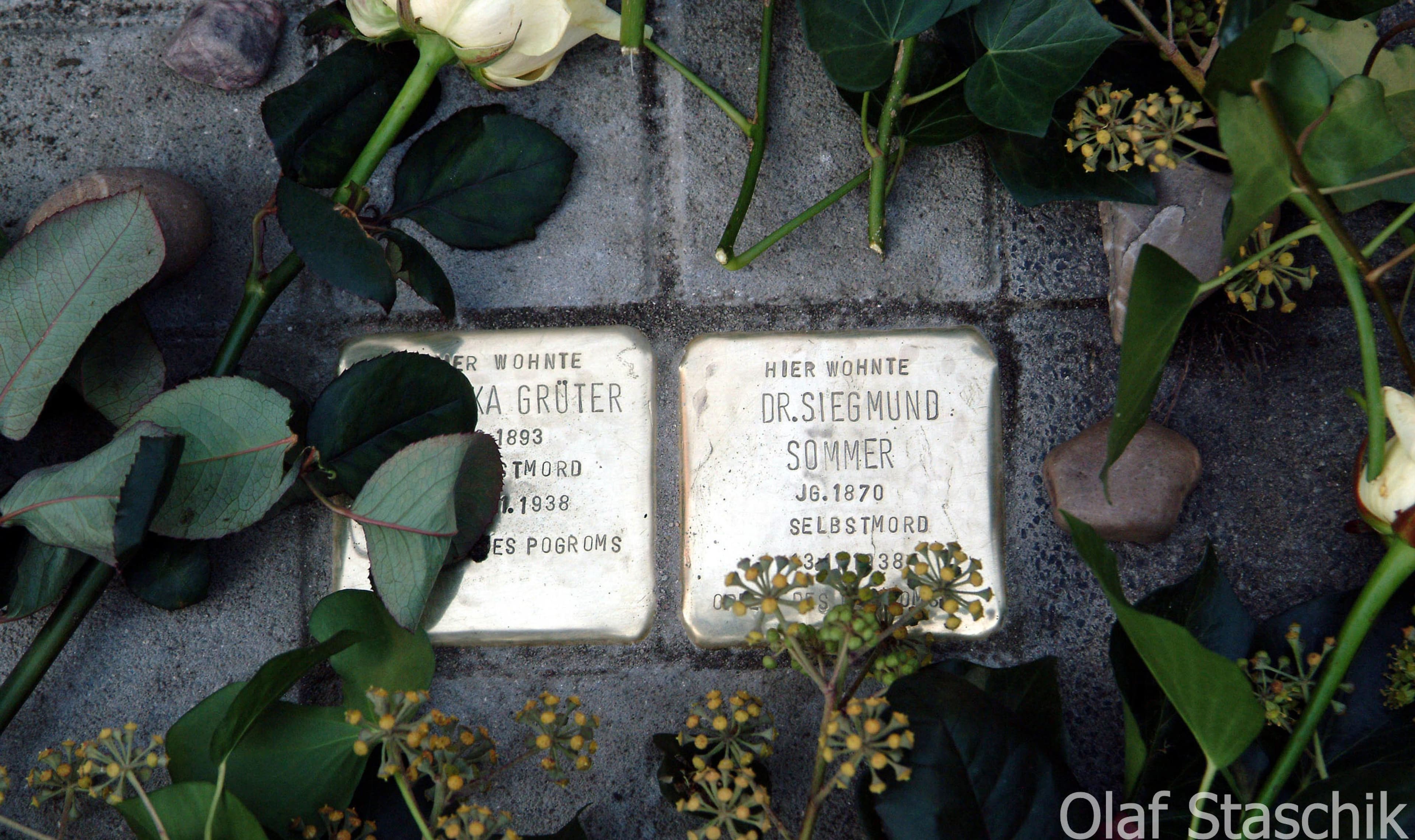 Stolpersteine für Hendrika Grüter und Dr. Siegmund Sommer an der Gerresheimer Straße 340.