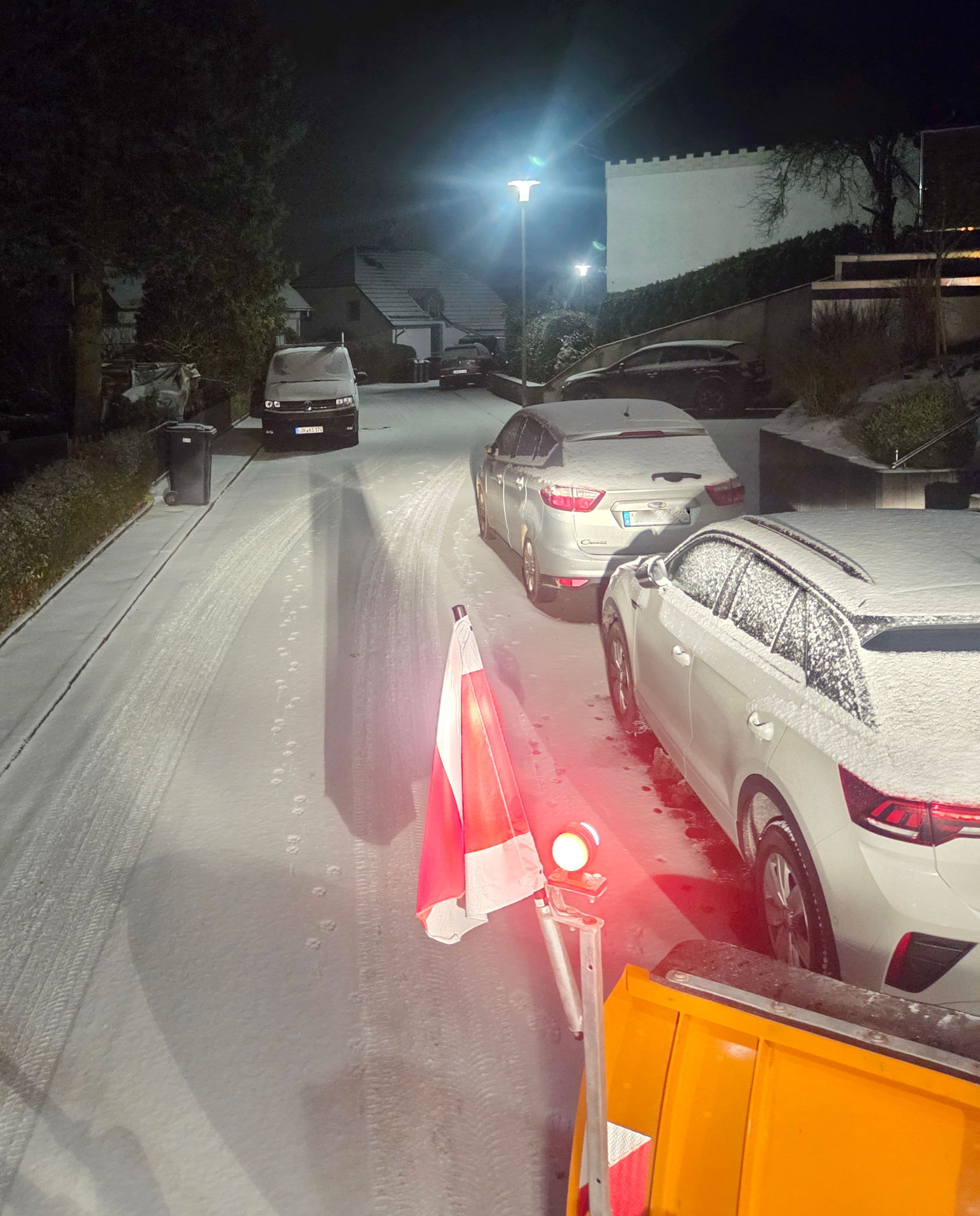 Enge Parksituation in Sechshelden erschwert die Durchfahrt von Schneepflügen während des Winterdienstes.