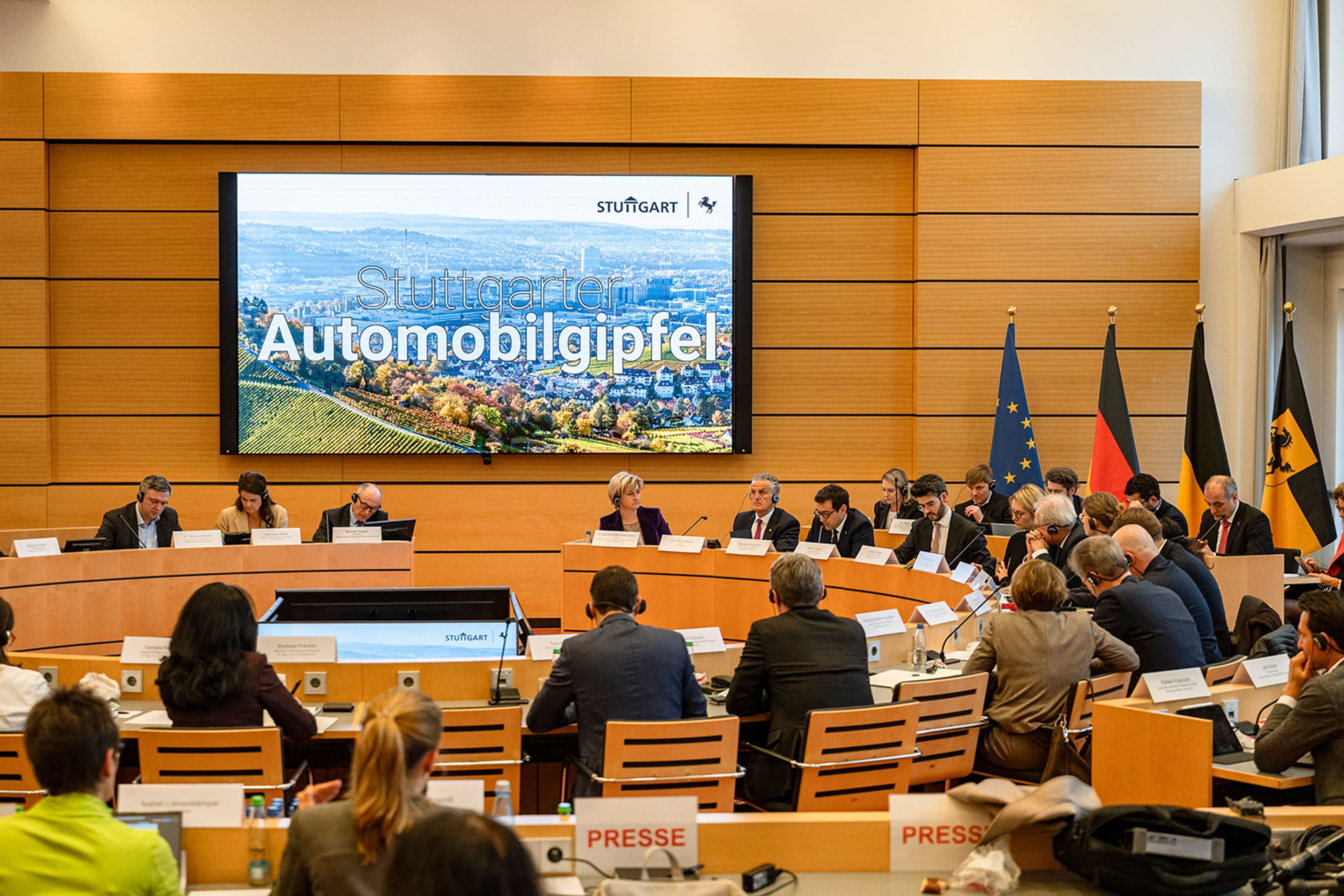 Der Stuttgarter Automobilgipfel brachte politische und wirtschaftliche Entscheidungsträger zusammen, um über die Zukunft der Schlüsselindustrie zu diskutieren.