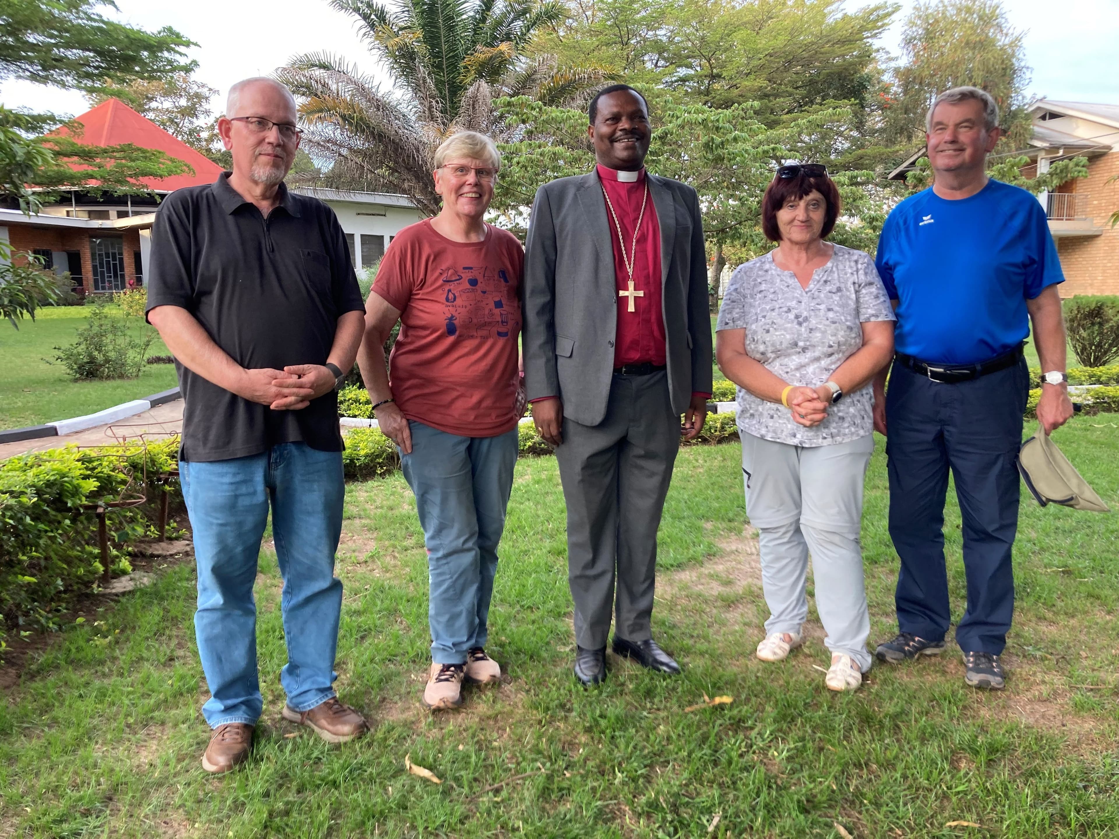 Pfarrer Roland Friedrich und Gemeindemitglieder besuchen Patenschafts-Kindergarten in Tansania.