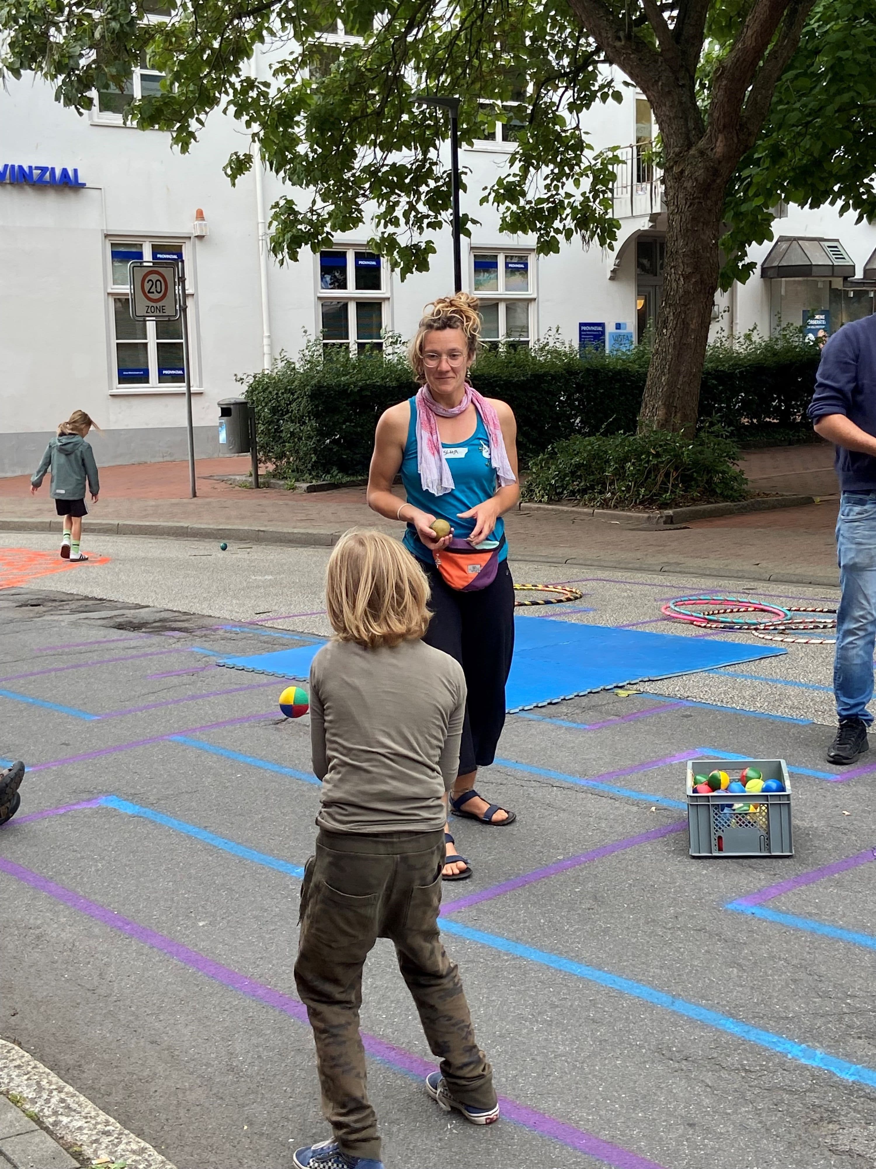 Schwarzer Weg wird zum Spielplatz | Symbolbild