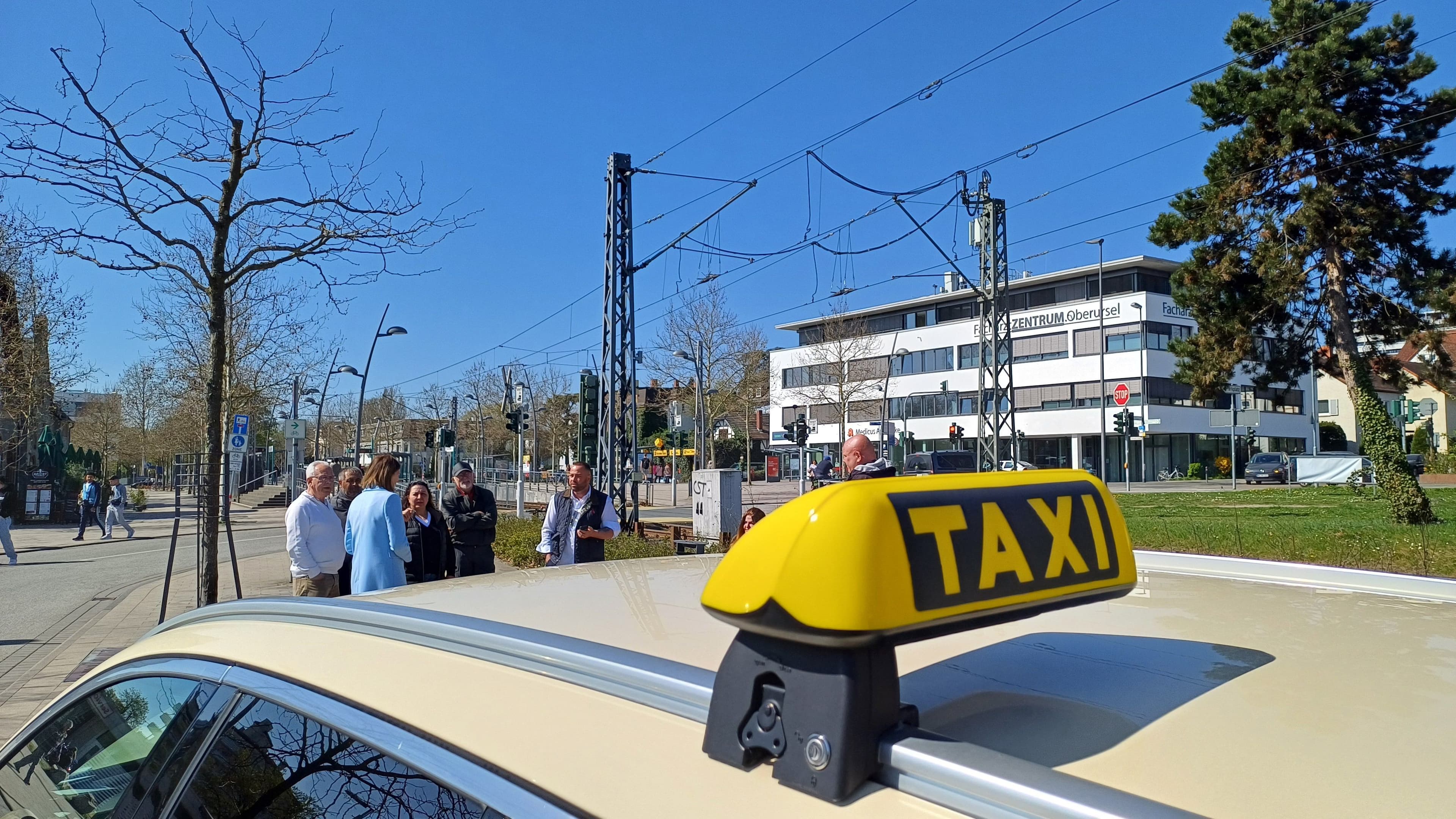 Taxifahrerinnen und Taxifahrer im Gespräch mit Bürgermeisterin Antje Runge beim Termin 2025.