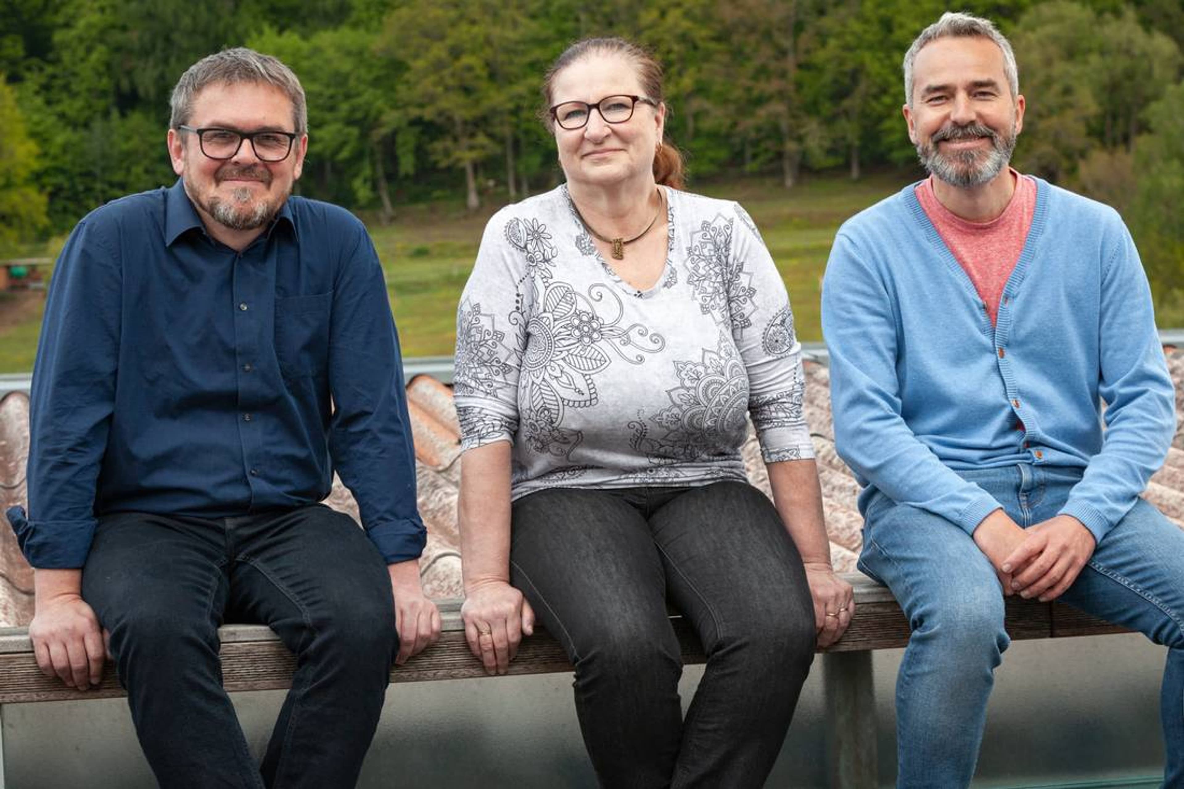 Verlagsleiter Stefan Wirtz, Claudia Jochum und Markus Dawo freuen sich über den Deutschen Verlagspreis.
