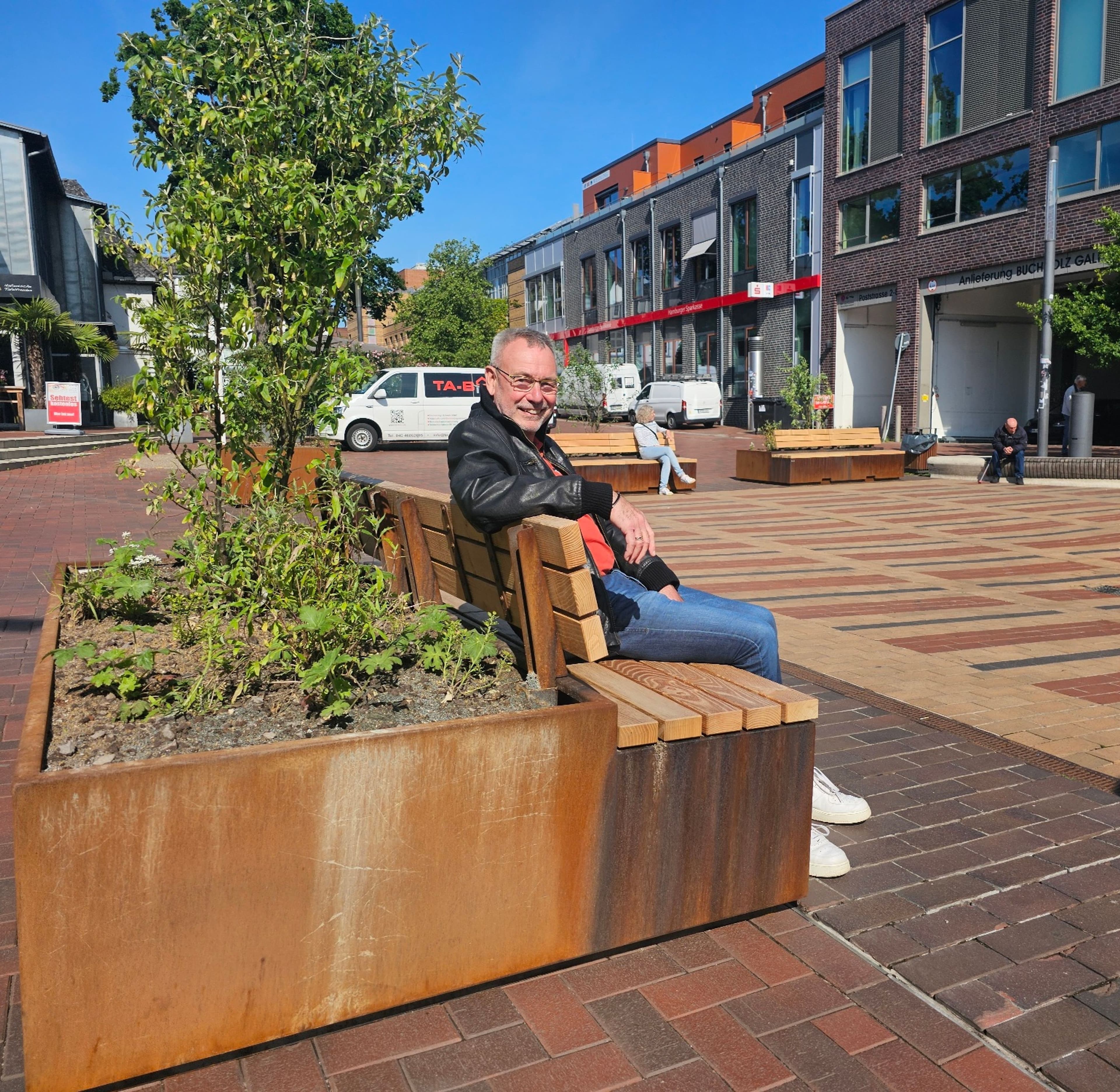 Neue Pflanztröge mit integrierten Bänken werten den Peets Hoff in Buchholz auf.