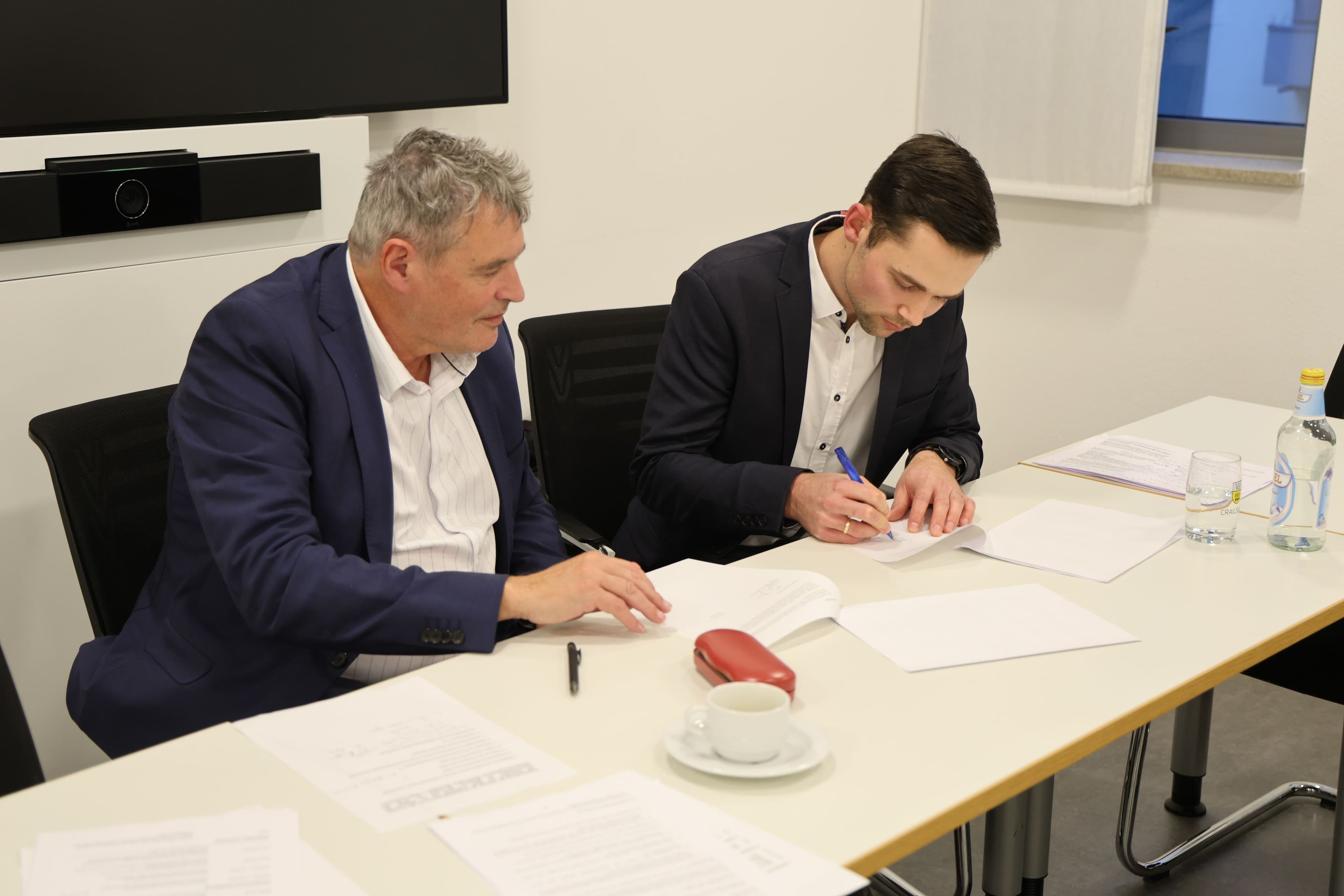 Sozial- & Baubürgermeister Jörg Steuler gratuliert Eric Zillich zur Unterzeichnung des Stipendiums.