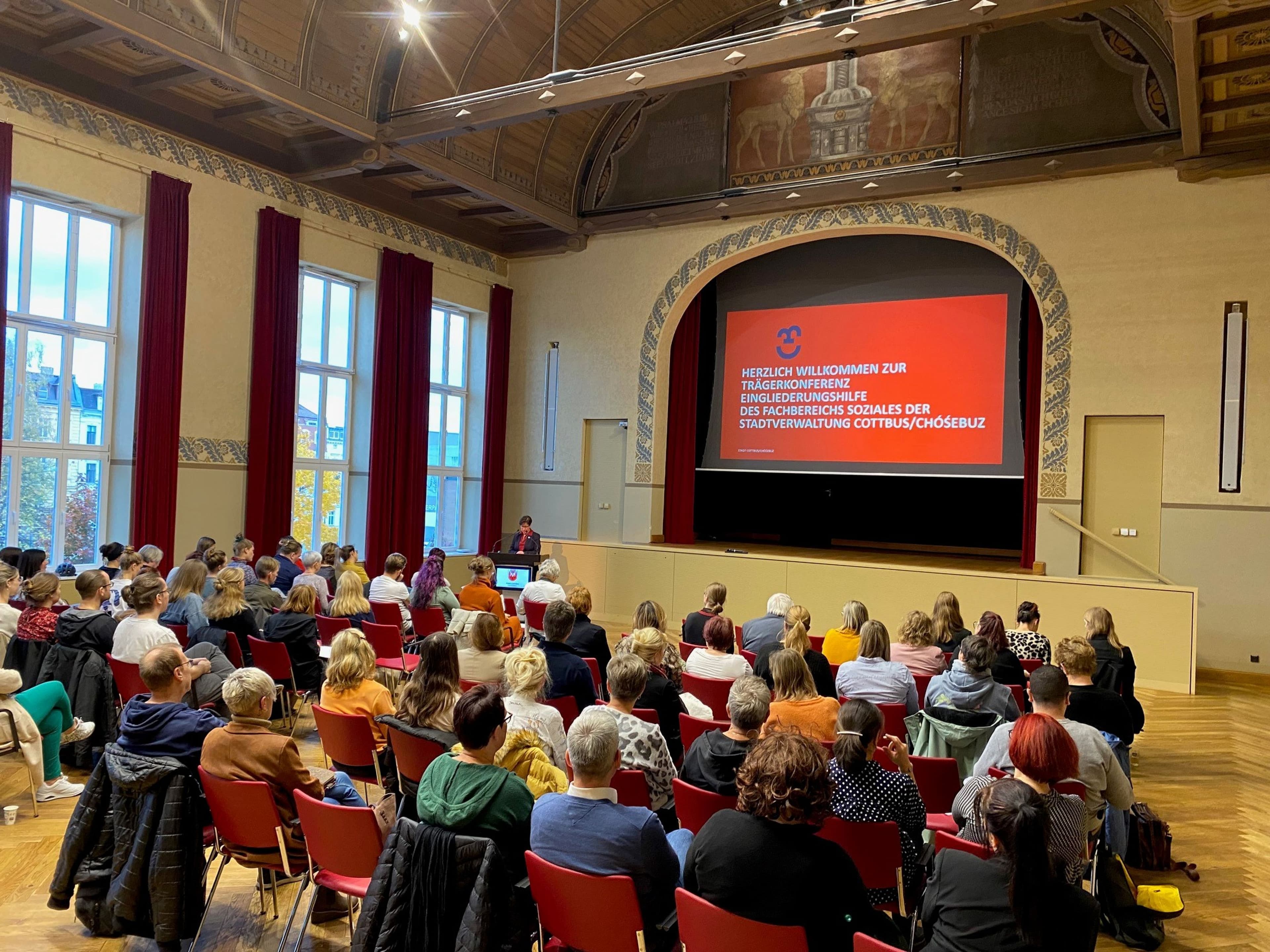 Mareen Dickmann spricht auf der Trägerkonferenz zur Umsetzung des Bundesteilhabegesetzes.