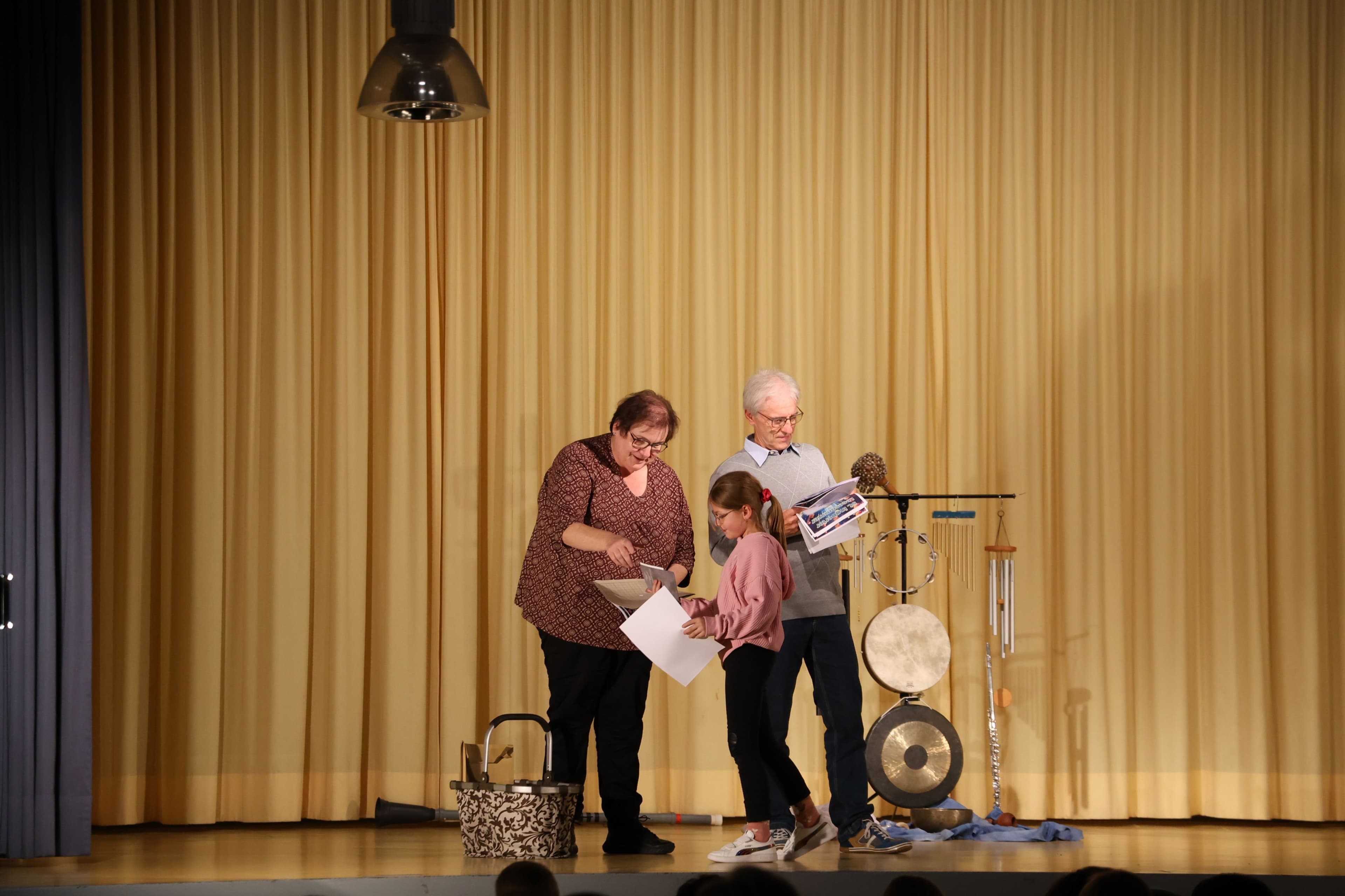 Lesesommer-Abschlussfest: 70 Kinder erhalten Urkunden von Albrecht Hauck und Karin Mostashiri.