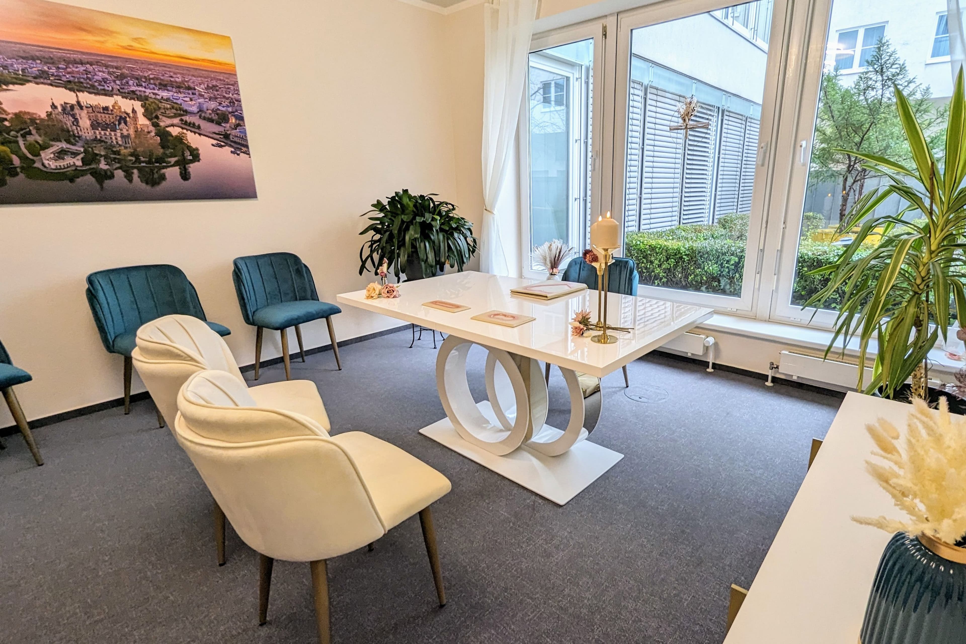 Der Trauraum im Stadthaus Schwerin wird fĂĽr kleine Zeremonien angeboten. Der Trauraum im Stadthaus Schwerin wird fĂĽr kleine Zeremonien angeboten.