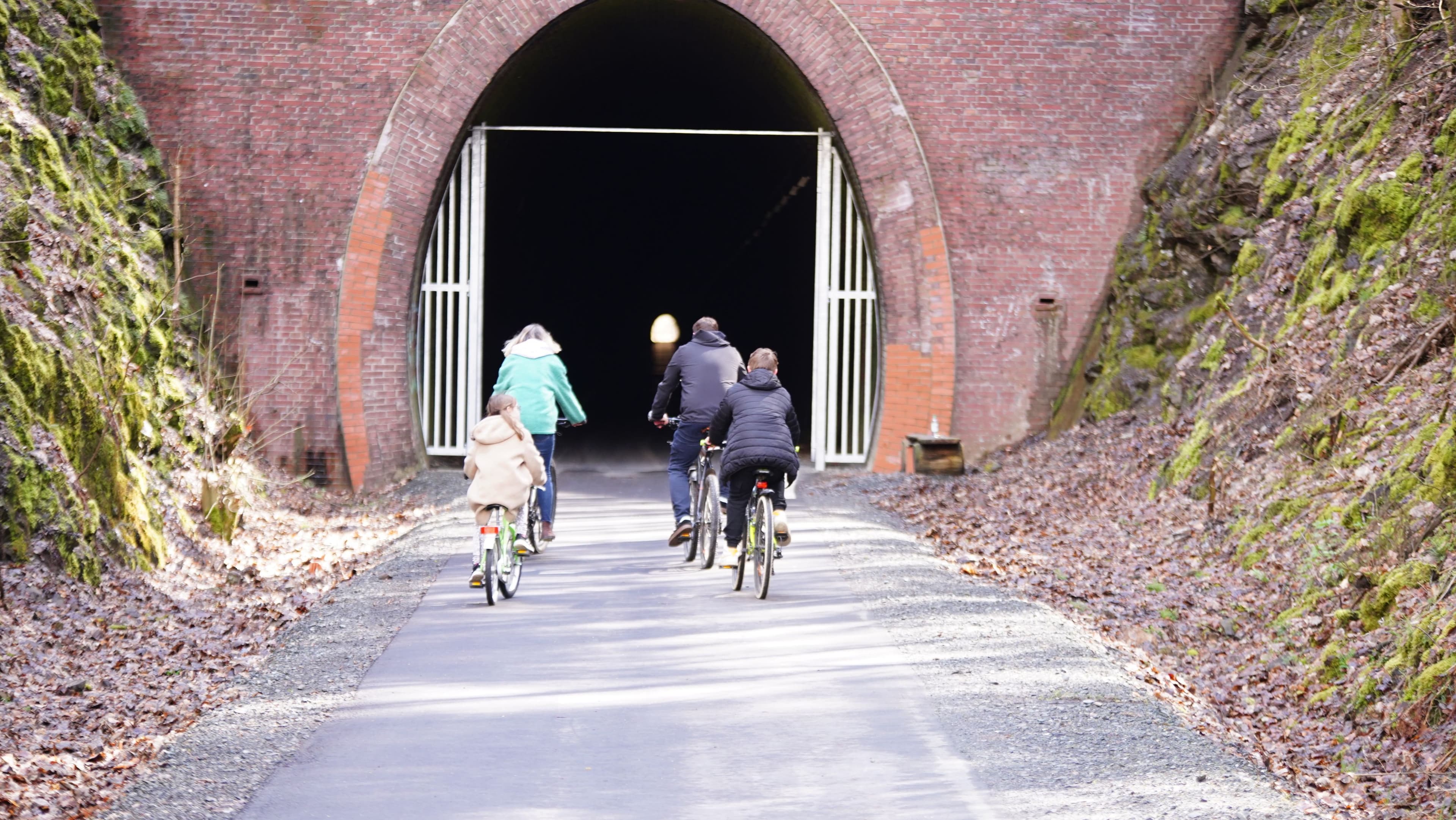 Archivfoto zeigt den Radwegetunnel Langenaubach Breitscheid, aktuell nur saisonal geöffnet.