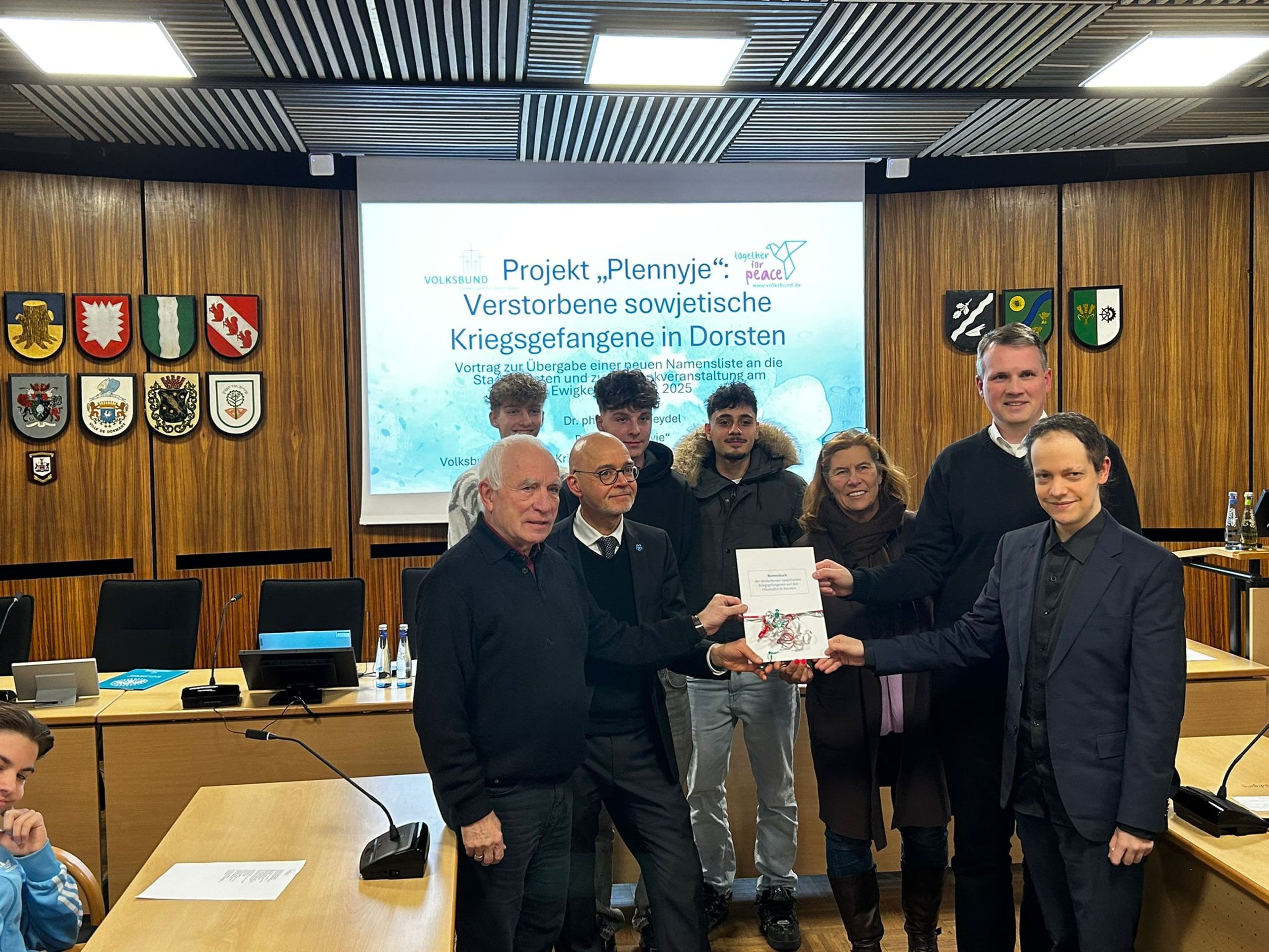 Übergabe der Gräberliste sowjetischer Kriegsgefangener am Ewigkeitssonntag 2025 im Beisein von Schülern und Offiziellen.