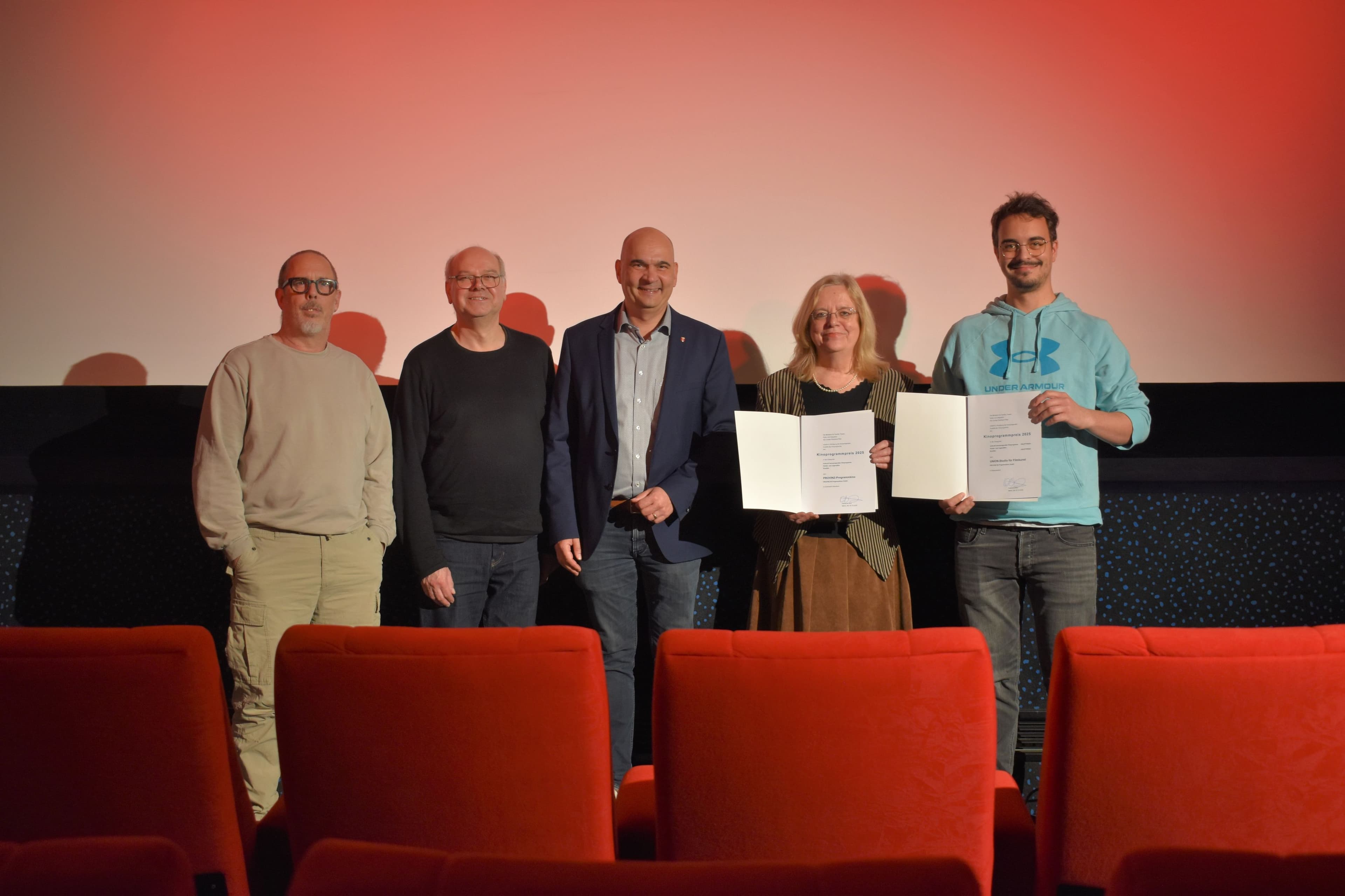 Jörg Jacob, Stefan Sprengart, Bürgermeister Manfred Schulz, Ursula Simgen und Nathanael Buch freuen sich über die Auszeichnung.