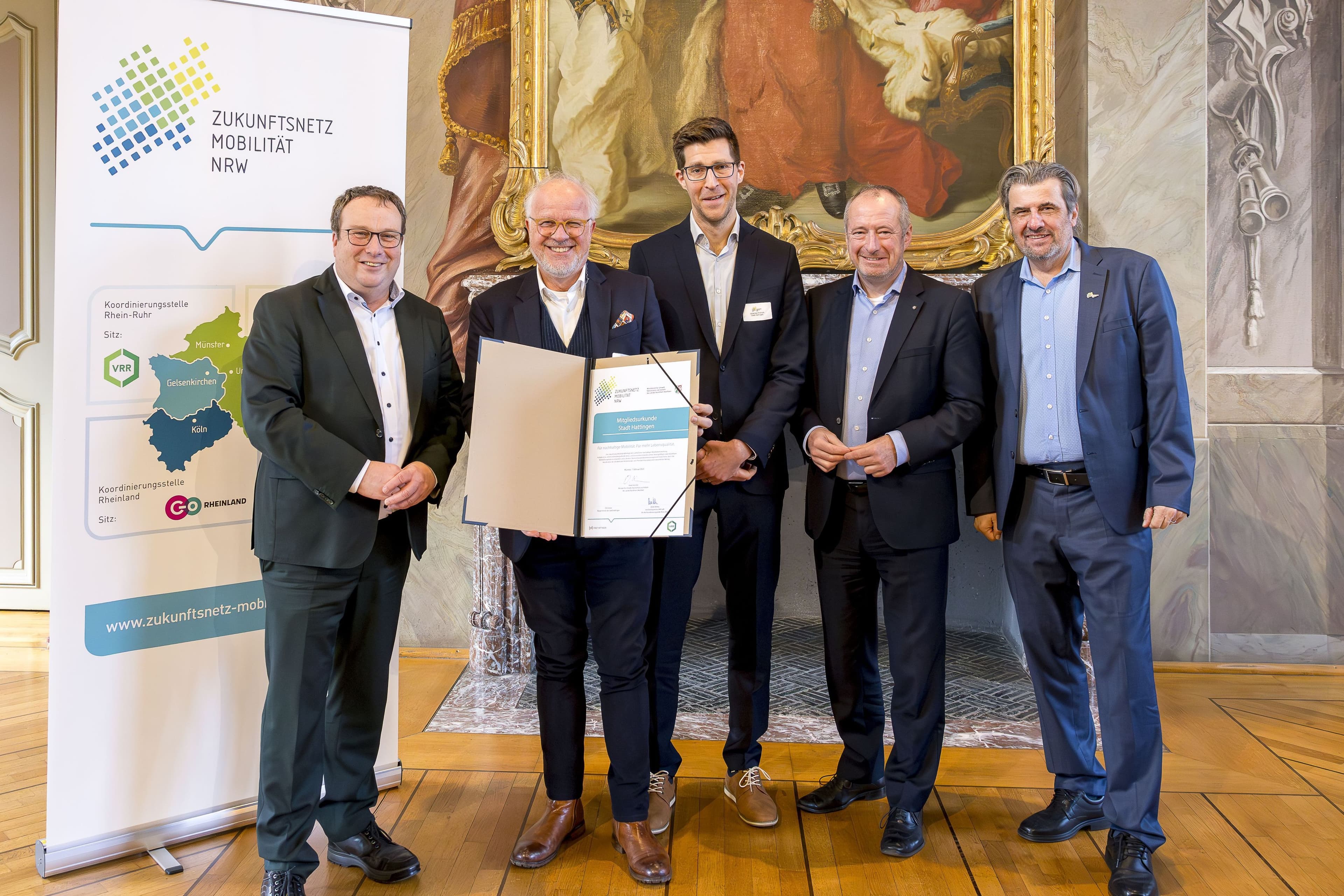 Verkehrsminister Oliver Krischer ĂŒberreicht die Urkunde fĂŒr den Beitritt zum Zukunftsnetz MobilitĂ€t NRW an BĂŒrgermeister Dirk Glaser von Hattingen und MobilitĂ€tsmanager Johannes Fröhlich.