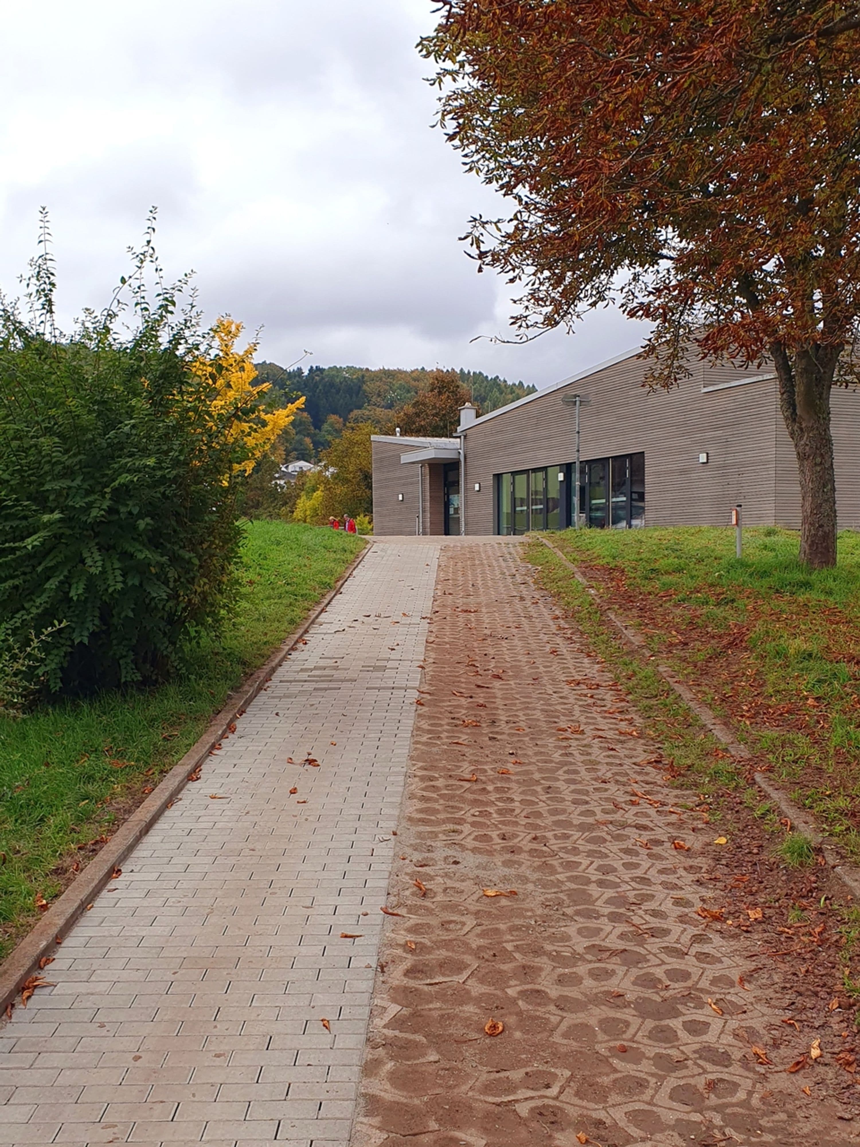 Ortsvorsteherin Dunja Sauer und Baubetriebshofleiter Christoph Anstadt an der neuen Zuwegung zur Oberwürzbachhalle.