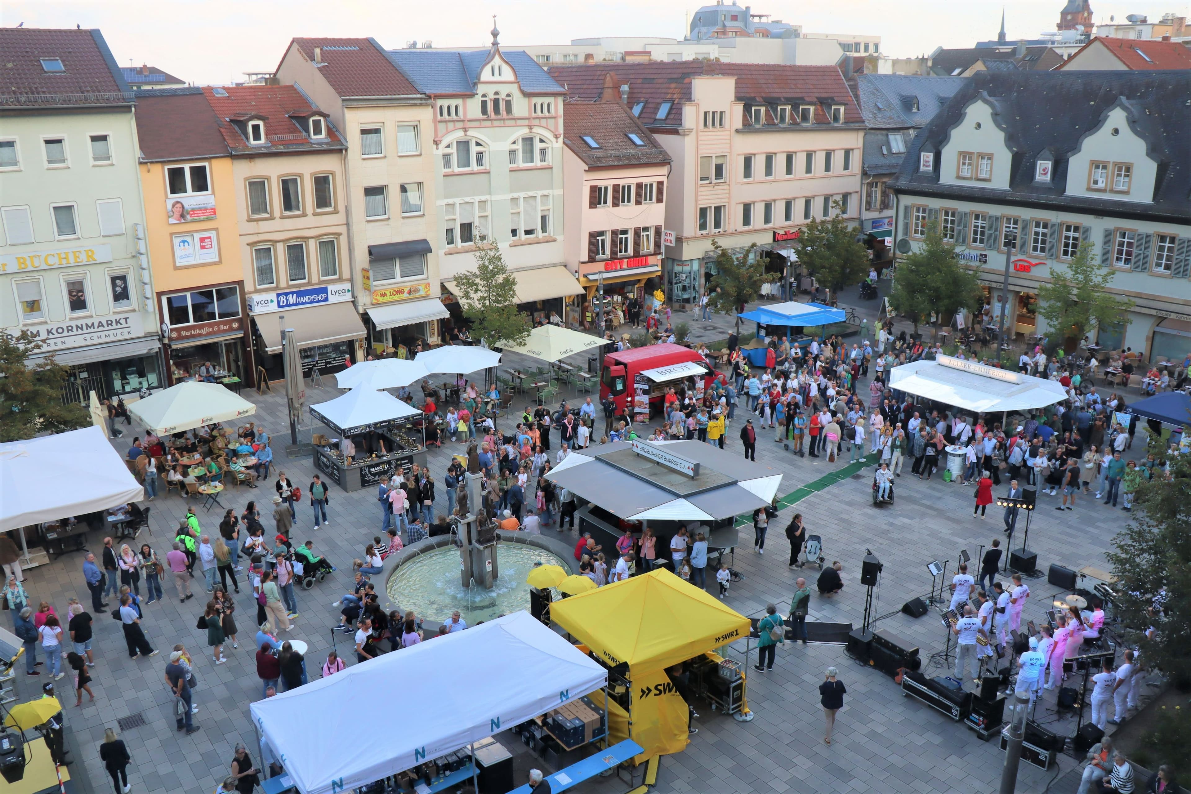 Der Vereins-Feierabendmarkt auf dem Kornmarkt in Bad Kreuznach lädt an mehreren Donnerstagen im September zu einem bunten Programm ein.