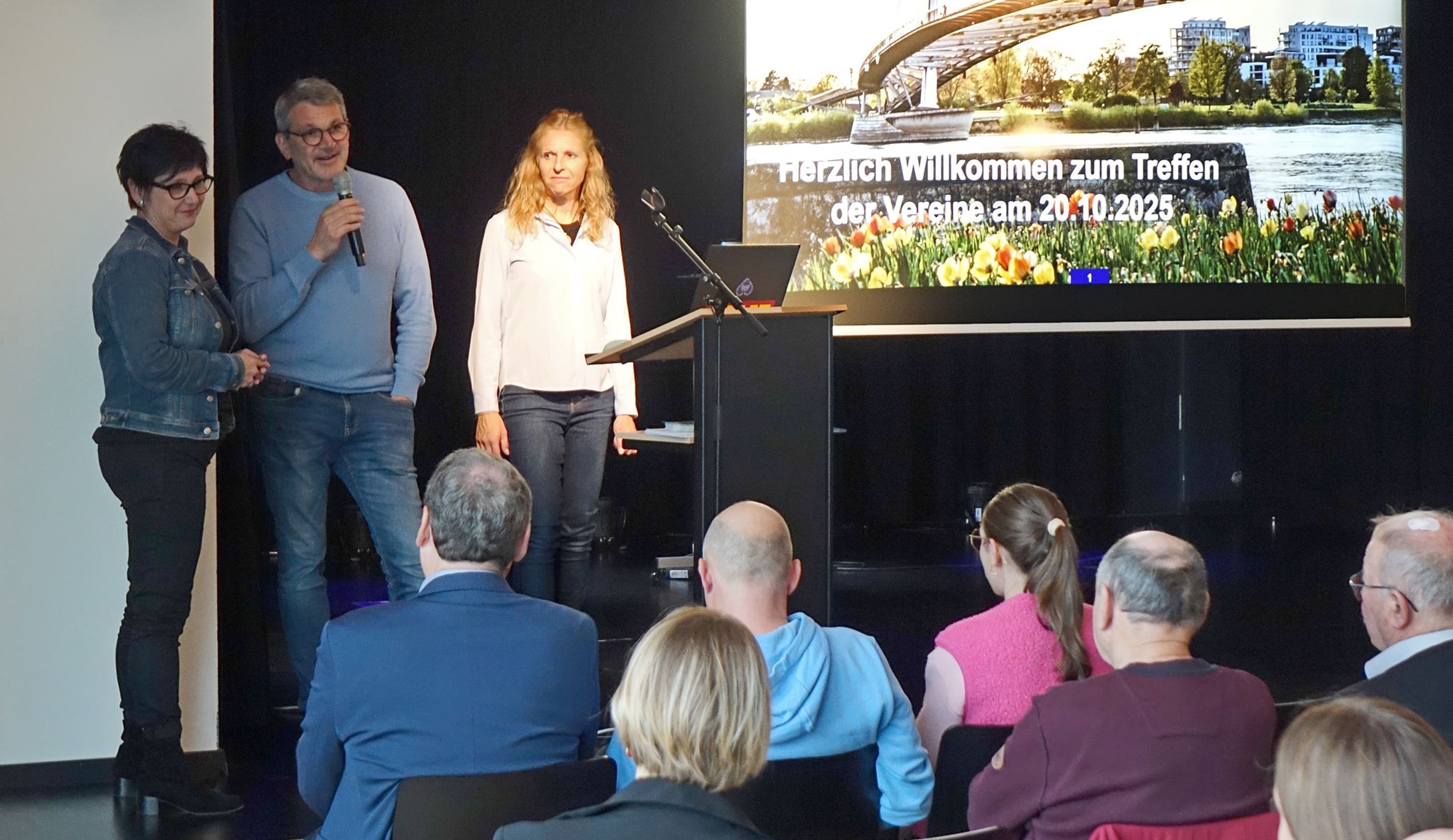 Vereinsvertreterinnen und -vertreter werden im Kulturhaus von städtischen Verantwortlichen begrüßt.