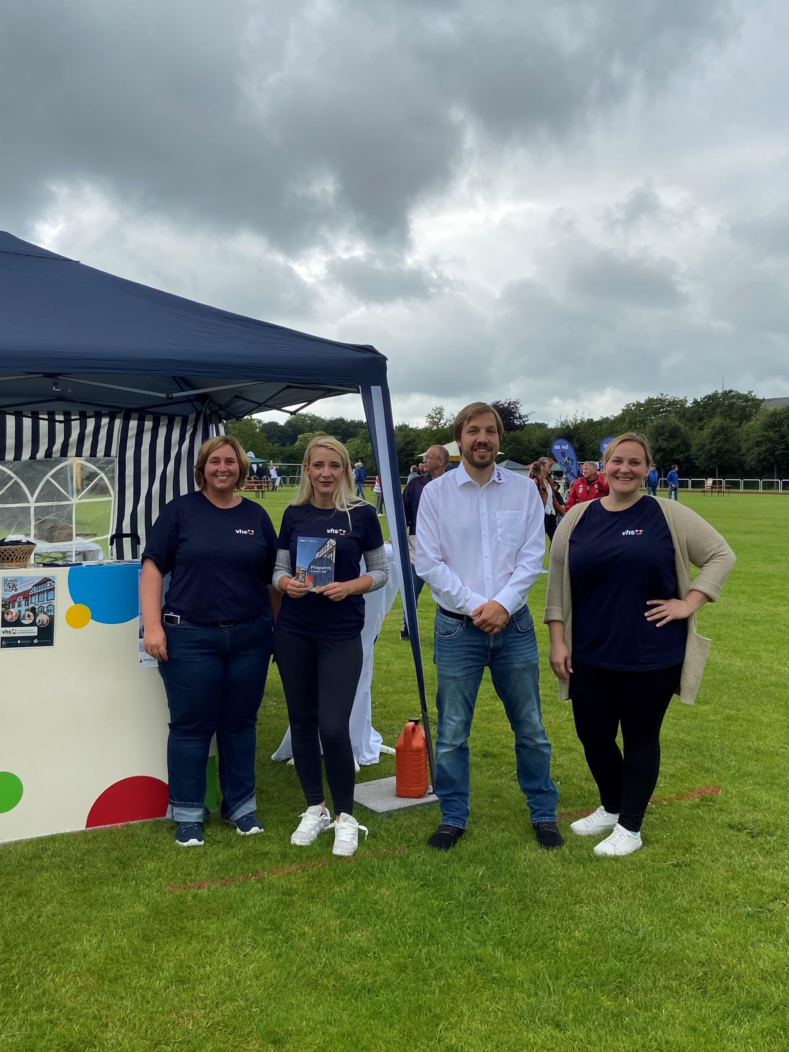 Das vhs-Team stellt das neue Halbjahresprogramm und Kursangebote 2025 in Schleswig vor.
