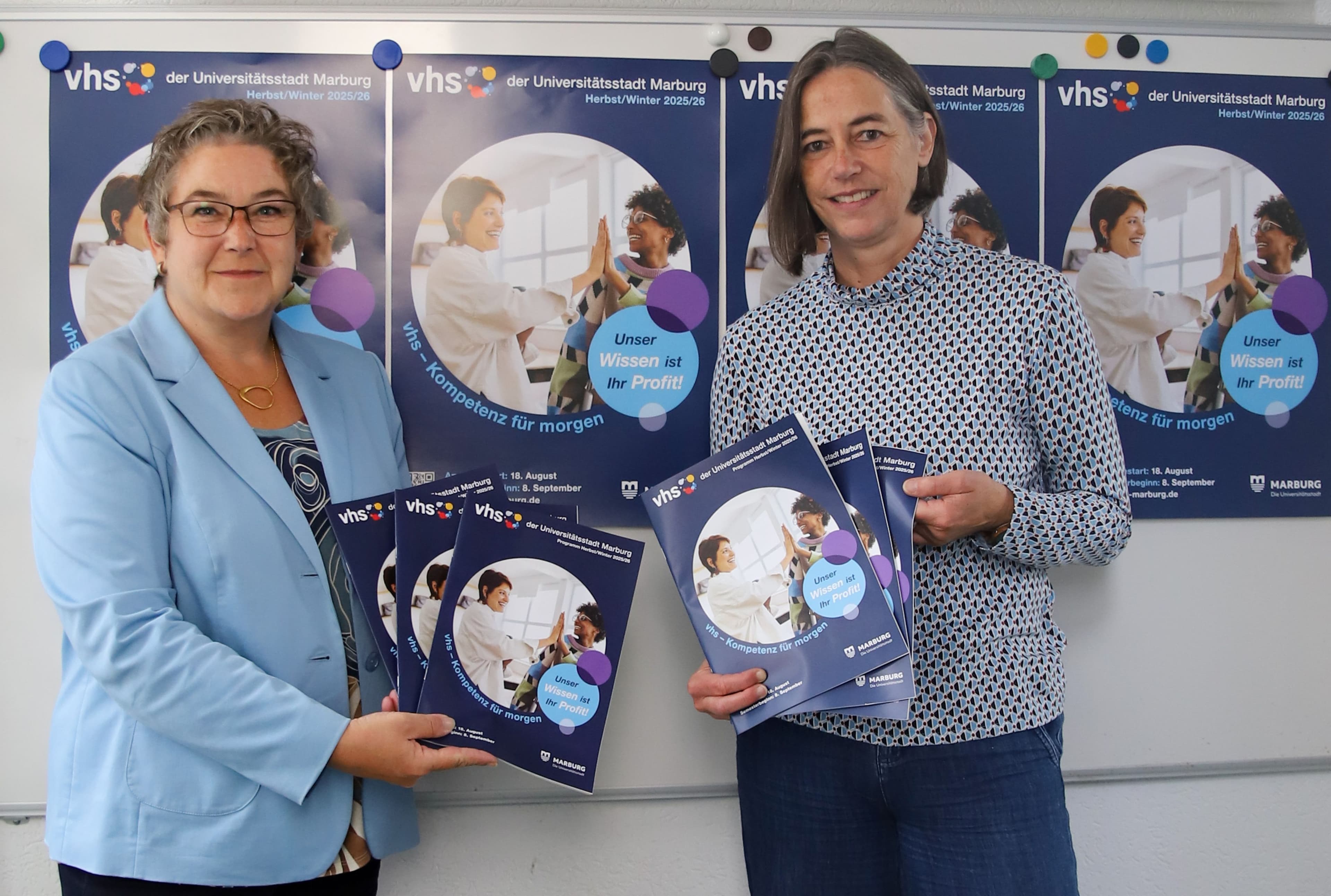 Stadträtin Kirsten Dinnebier und Cordula Schlichte präsentieren das vhs-Programm für das Wintersemester.