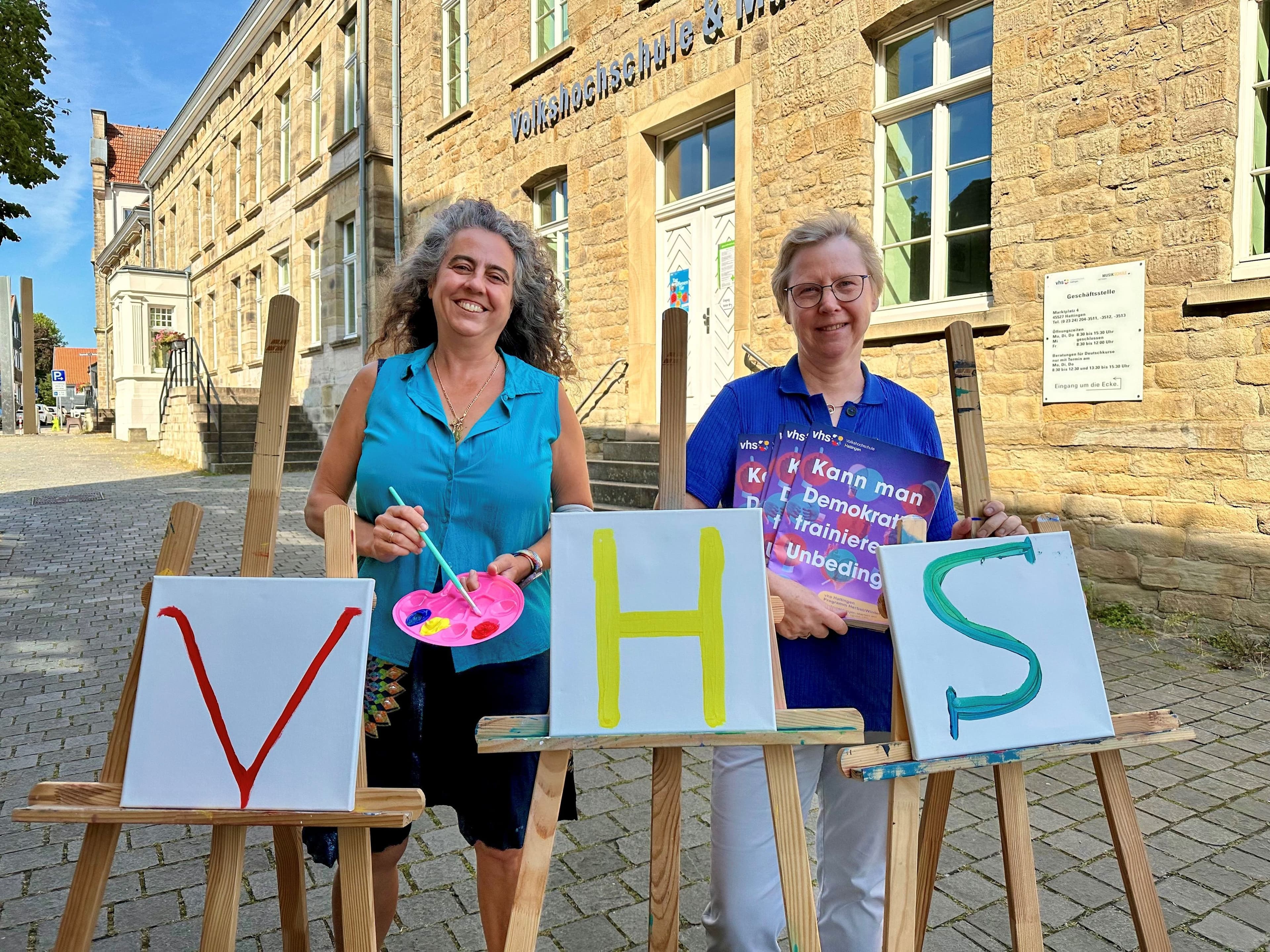 Ana Cabello González und Petra Kamburg präsentieren das neue VHS-Programm der Herbst-Wintersaison.