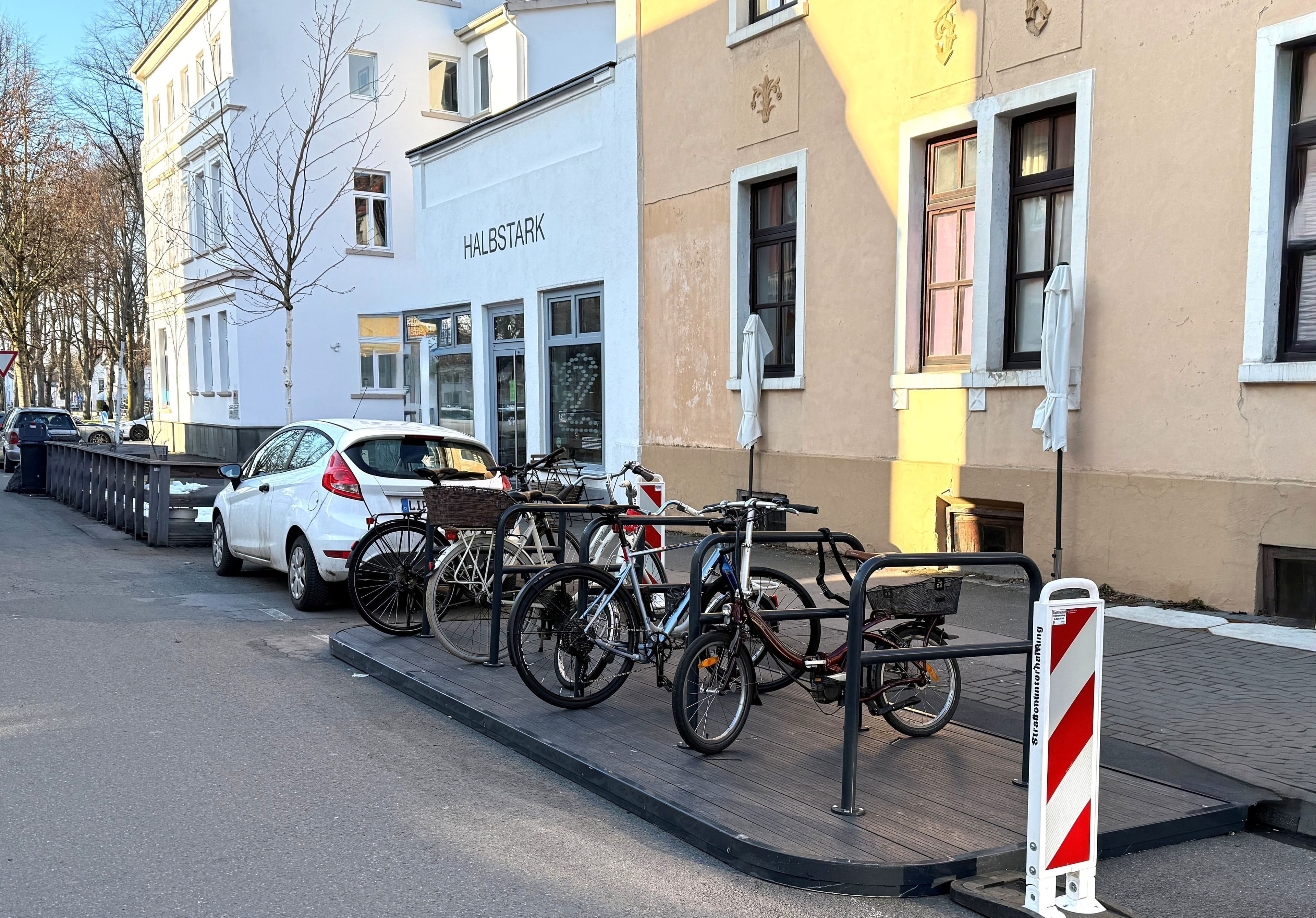 Der neue mobile Fahrradständer 'Fietsvlonder' bietet bis zu zehn Abstellplätze in der Grabbestraße. Der neue mobile Fahrradständer 'Fietsvlonder' bietet bis zu zehn Abstellplätze in der Grabbestraße.