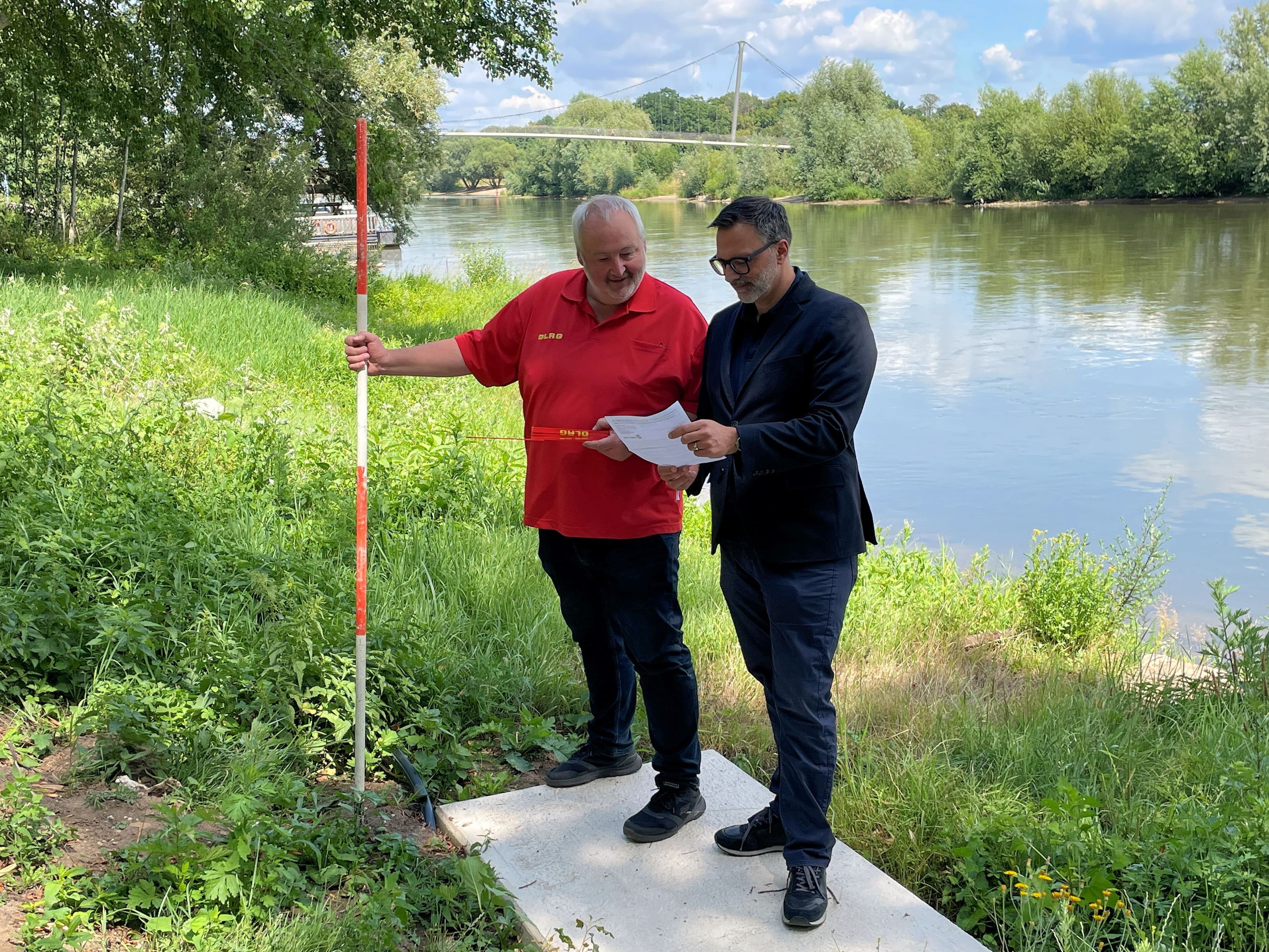 Beigeordneter Lars Bursian und DLRG-Ortsgruppen-Vorsitzender Volker Zoerb am Standort der neuen Steganlage.