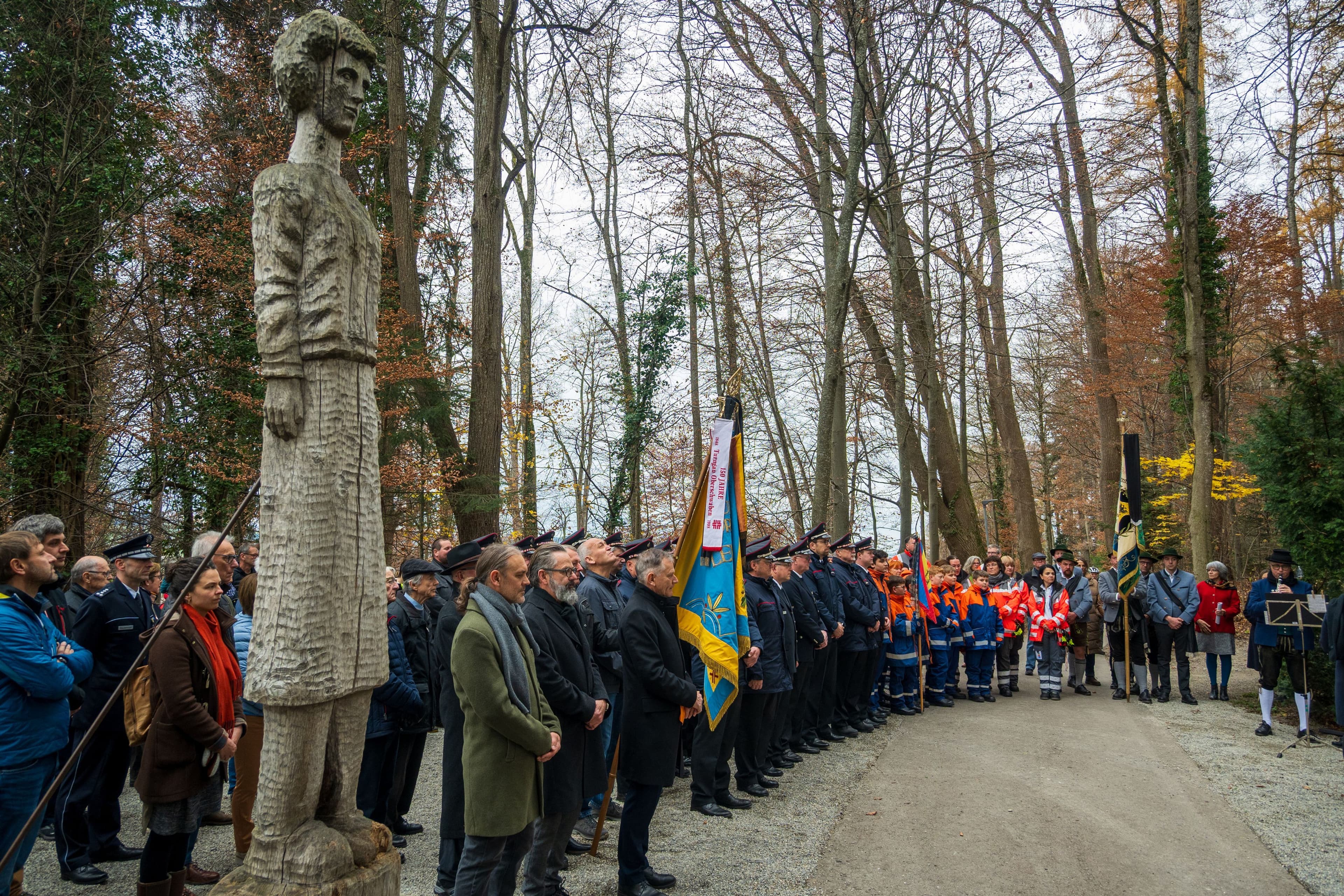 Volkstrauertagsfeier in Leutkirch mit Bürgern und Organisationen am Kriegerdenkmal.
