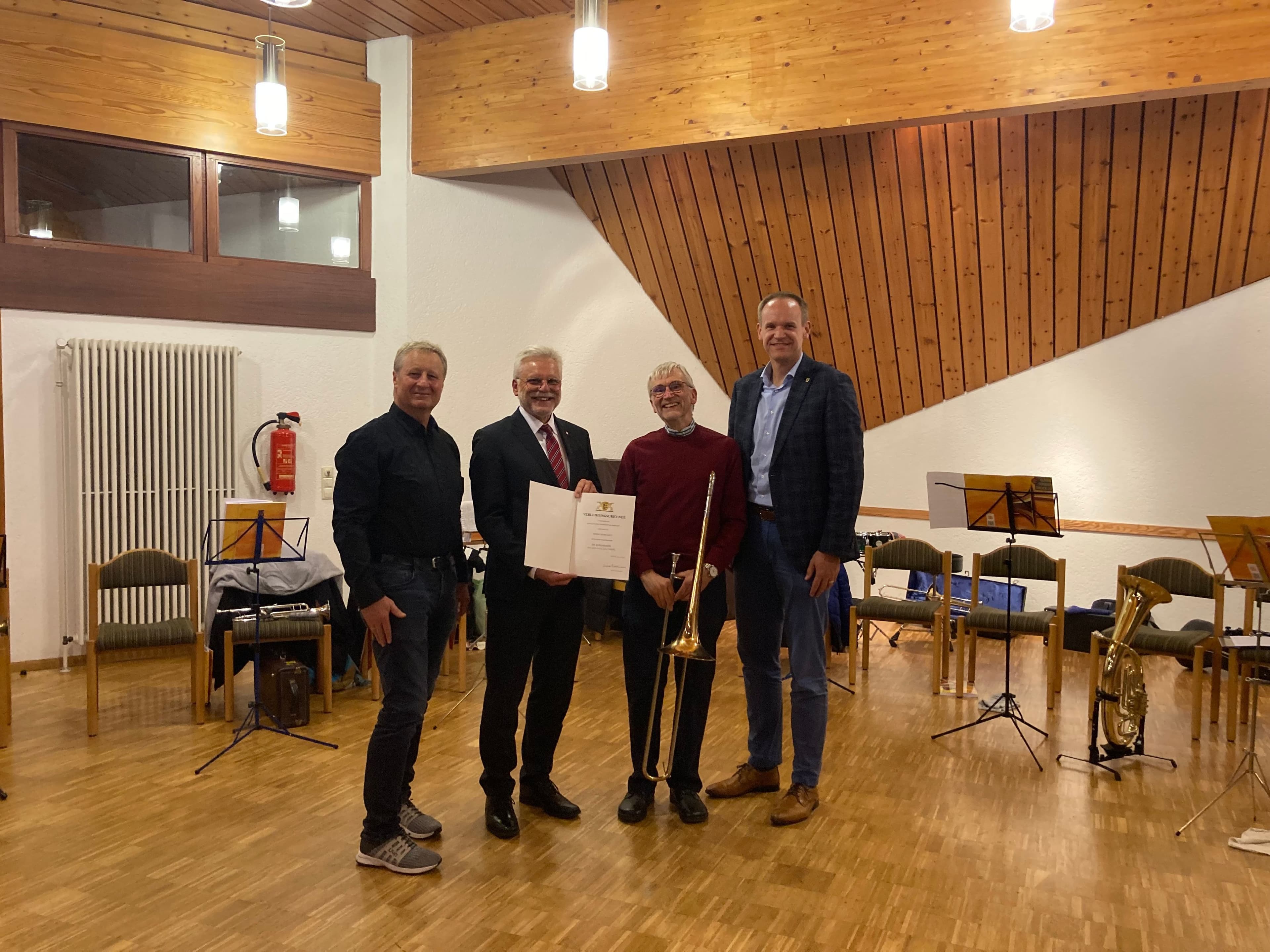 Dieter Arzt erhält die Ehrennadel des Landes Baden-Württemberg für sein jahrelanges Engagement als Chorleiter.