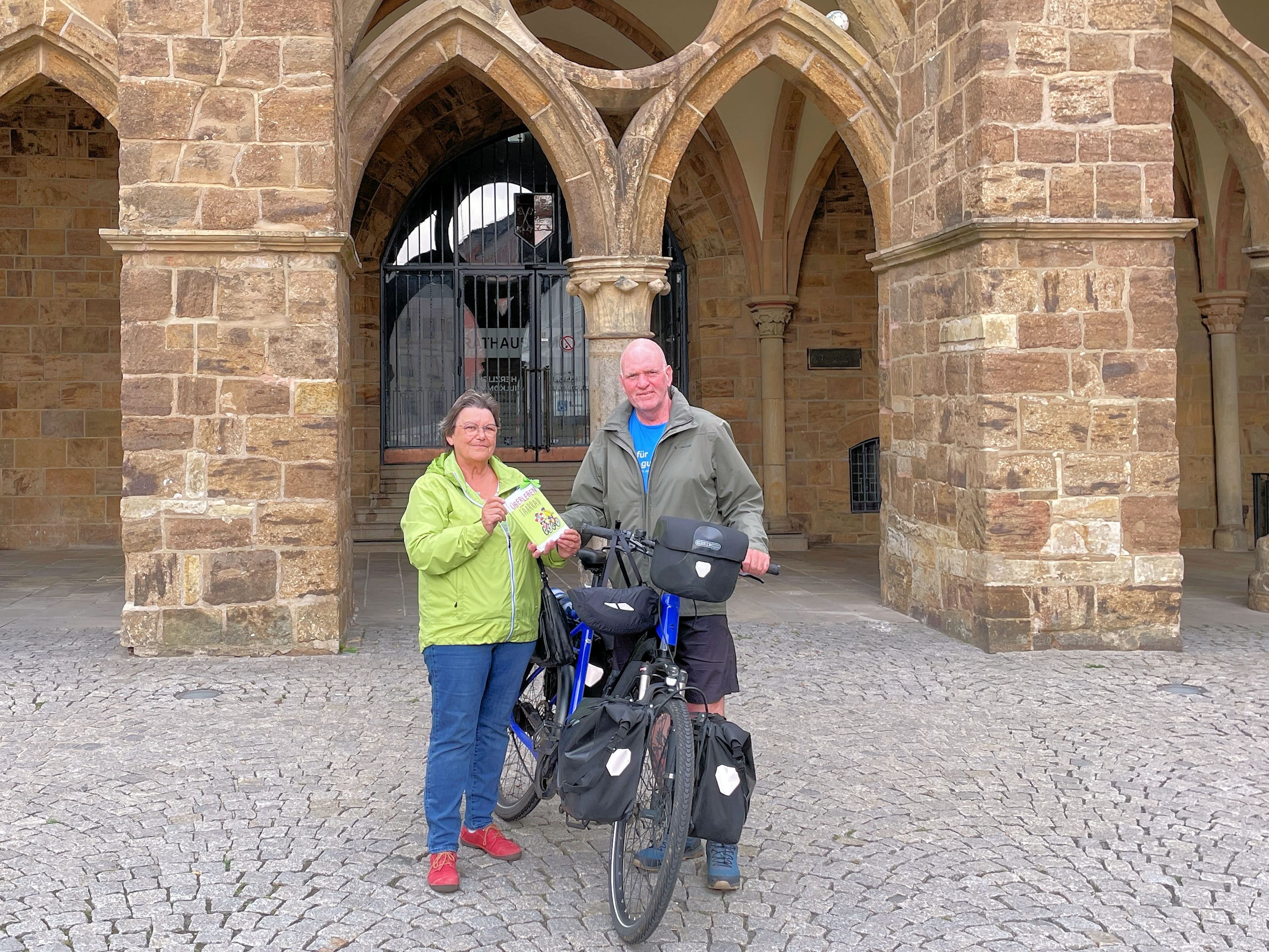 Oliver Trelenberg vor dem historischen Rathaus in Minden bei seiner Benefiz-Radtour.