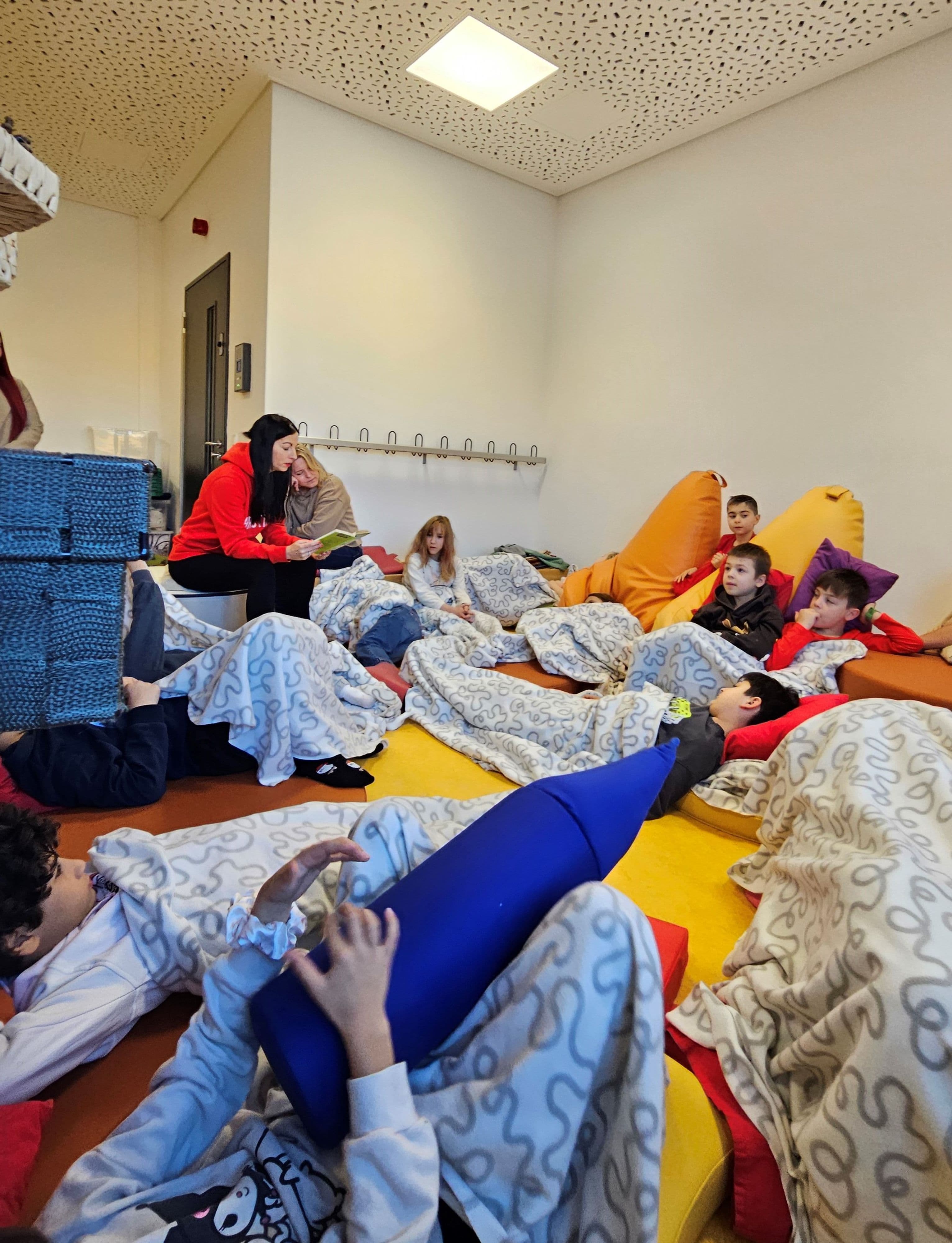 Schuldezernentin Anja Pfeiffer liest beim Vorlesetag in der Schillerschule der Klasse 3b vor.