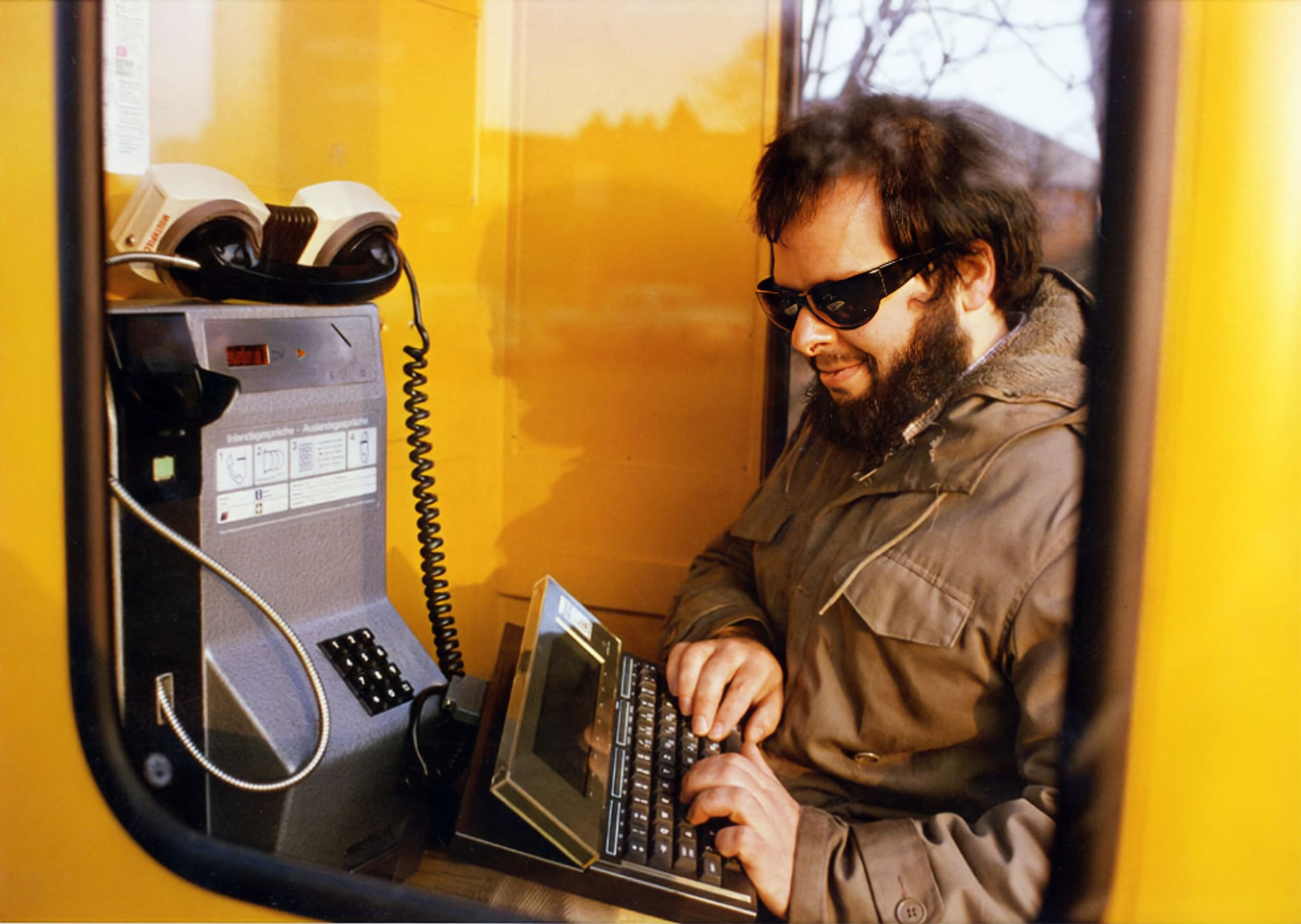 Porträt von Wau Holland, Mitbegründer des Chaos Computer Clubs, im Rahmen der Veranstaltungsreihe., Logo des Projekts '100 Köpfe der Demokratie' der Stiftung Bundespräsident-Theodor-Heuss-Haus.