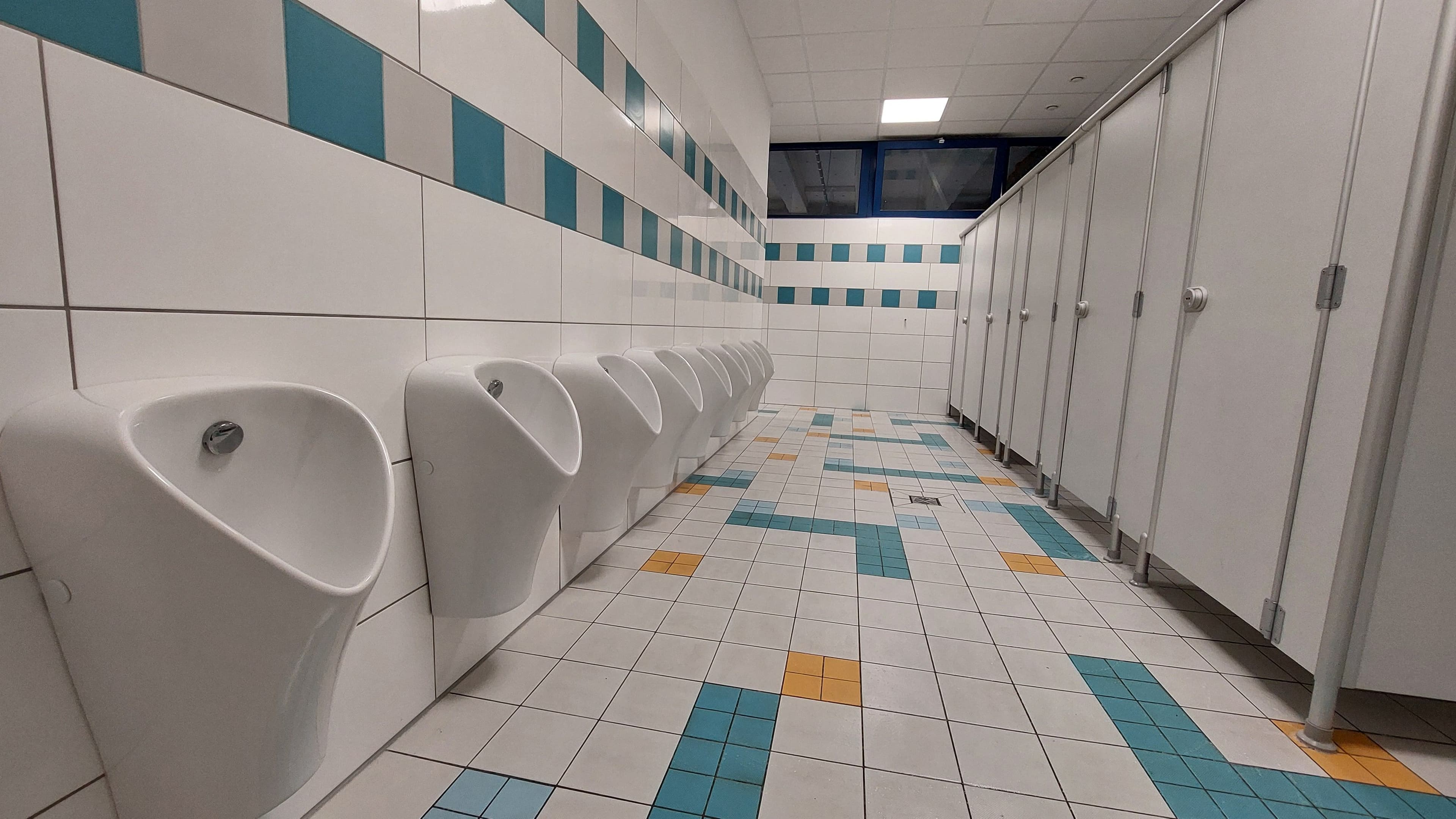 Neue, barrierefreie WC-Anlage im Schulzentrum Süd Kaiserslautern verbindet Komfort und Nachhaltigkeit.