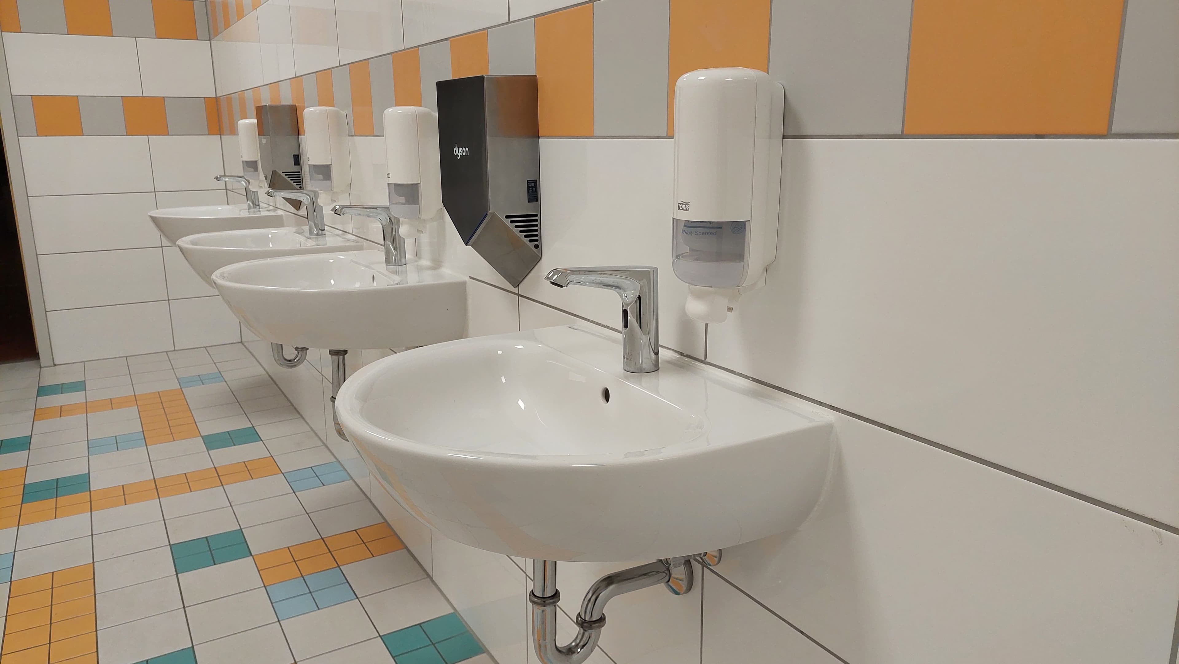 Neue Hightech-WC-Anlage am Schulzentrum Süd | Symbolbild