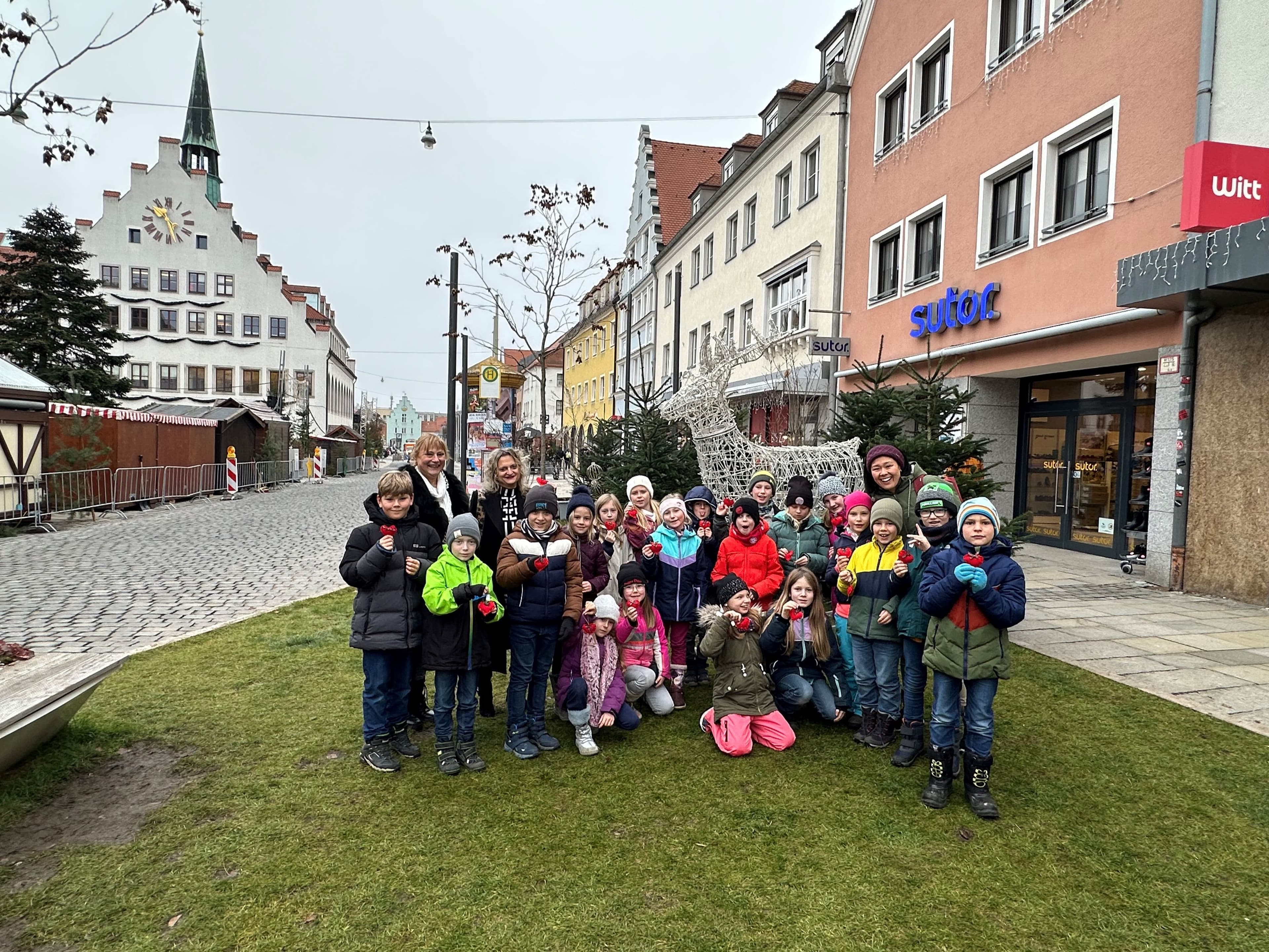Filzherzen der Grundschule Wolfstein schmücken den Neumarkter Weihnachtsmarkt zur Adventszeit.